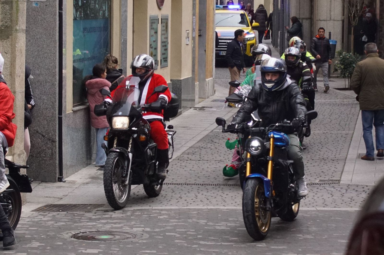Alba de Tormes se despierta con el ruido de la 'Papanoelada motera' presidida por Papá Noel