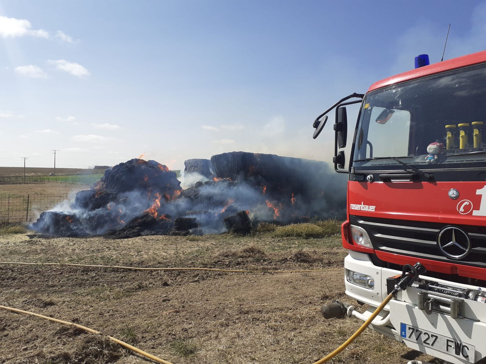 Bomberos trabajando en el incendio en una pajarera en Aldeaseca de Alba