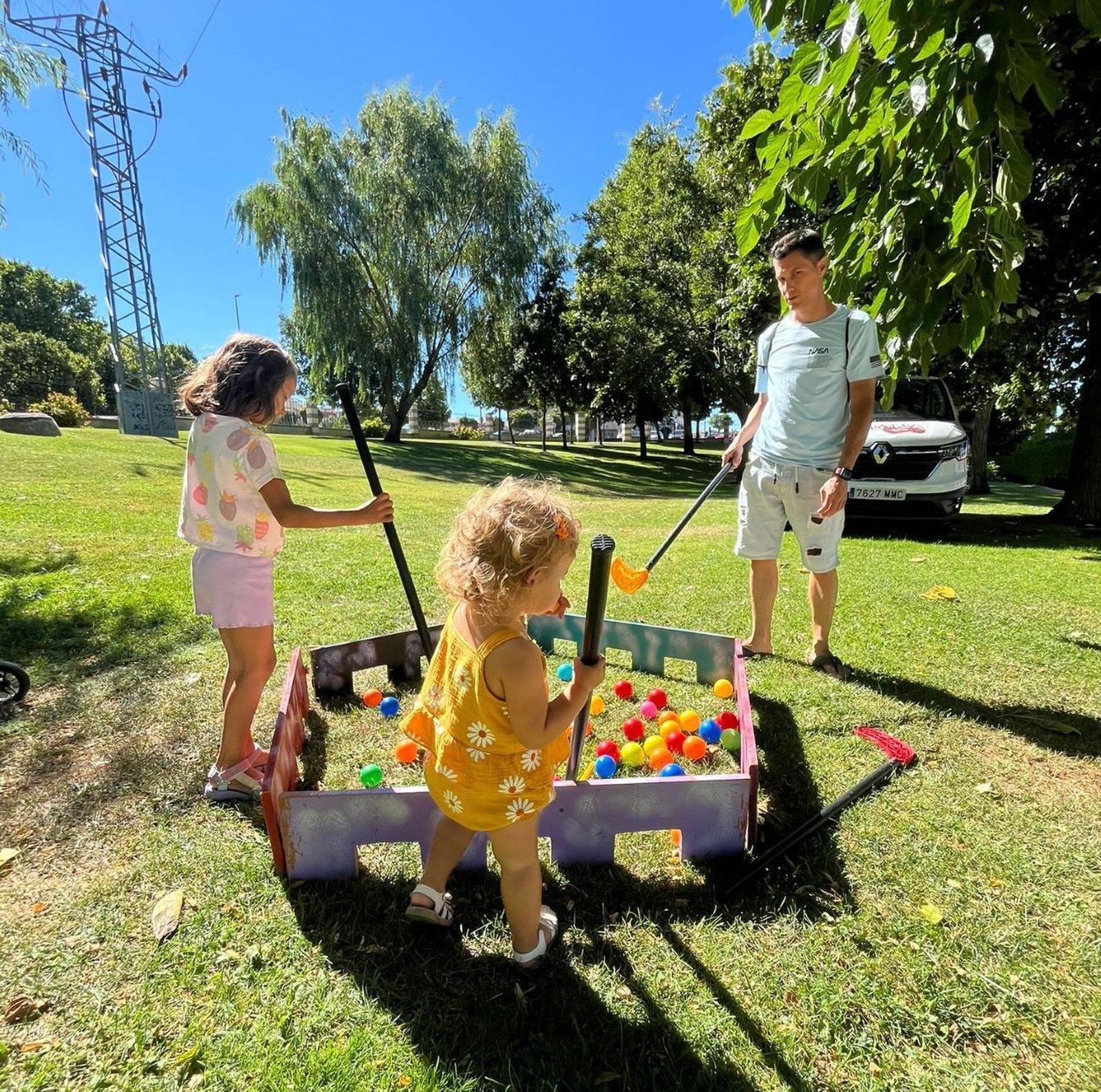 Cuentos gigantes de madera en Carbajosa