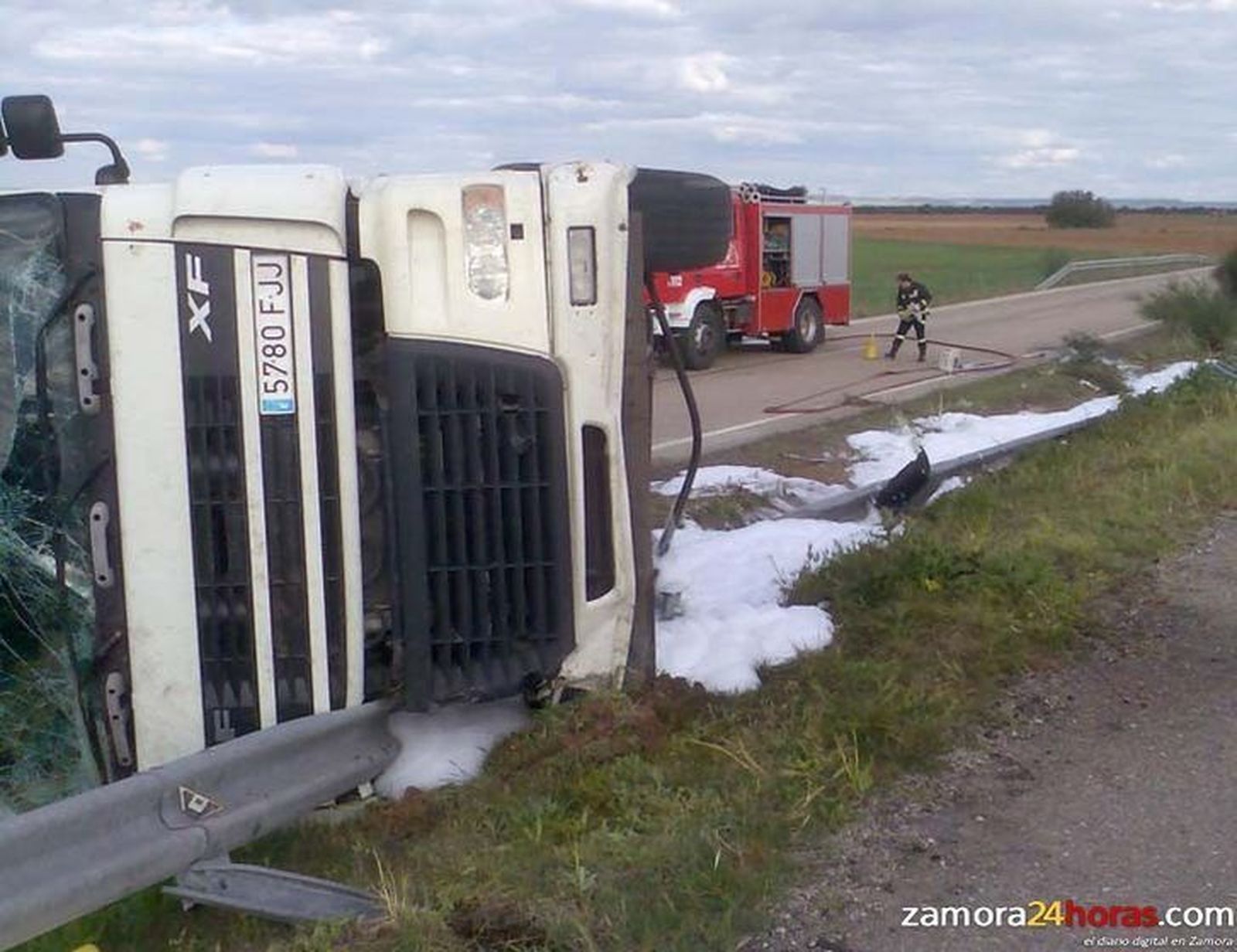 Los Bomberos de Benavente actúan para evitar un posible incendio tras el vuelco de un camión articulado en la A-6