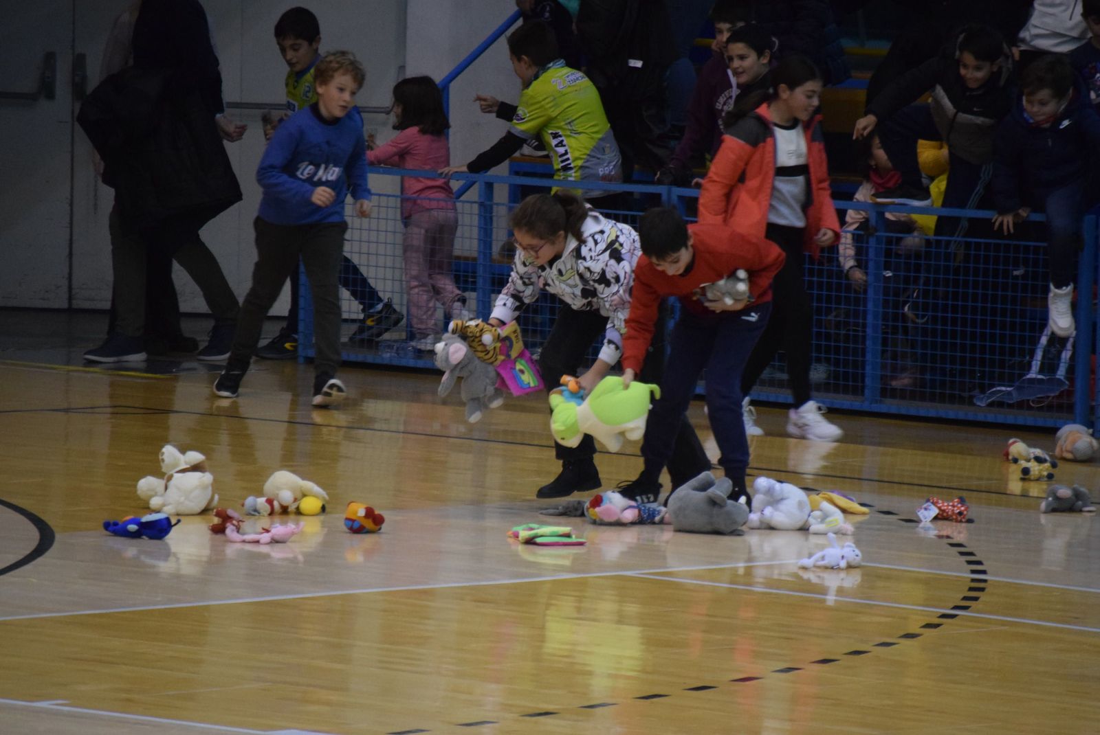 Lluvia de peluches en el Ángel Nieto 2023 (7)