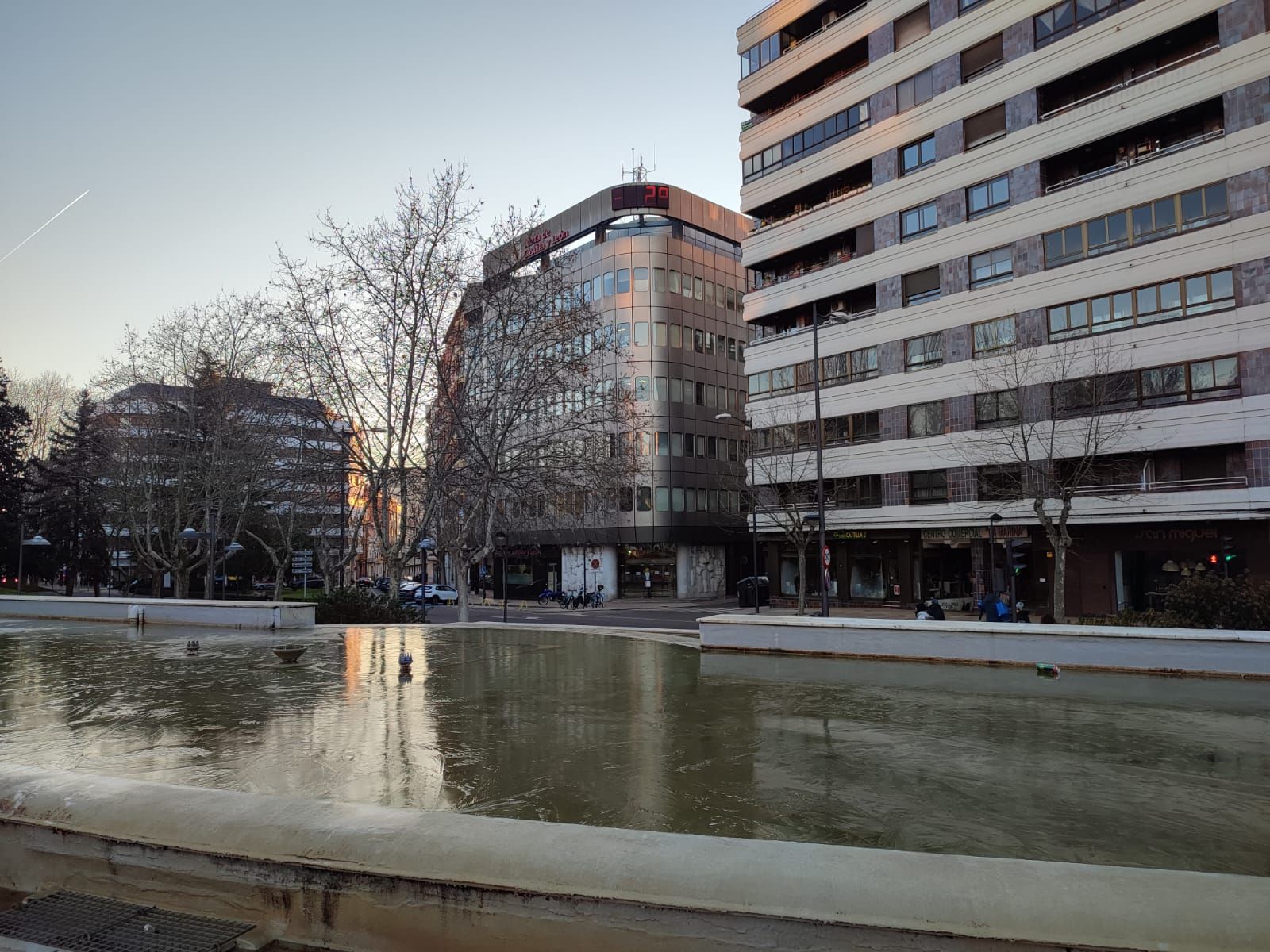 Frío en Zamora, fuente de la Marina helada con termómetros que marcan dos grados bajo cero.Archivo