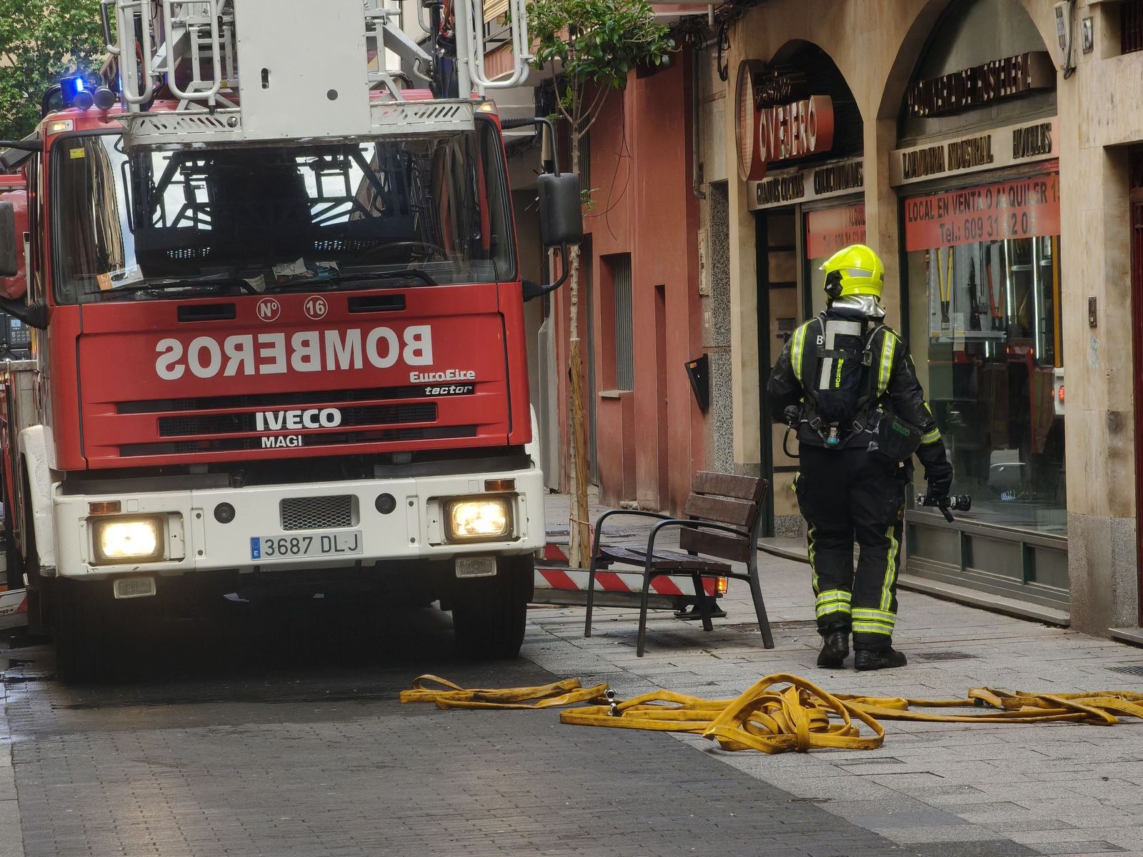 Los bomberos sofocan un incendio en una vivienda de la calle Vasco de Gama