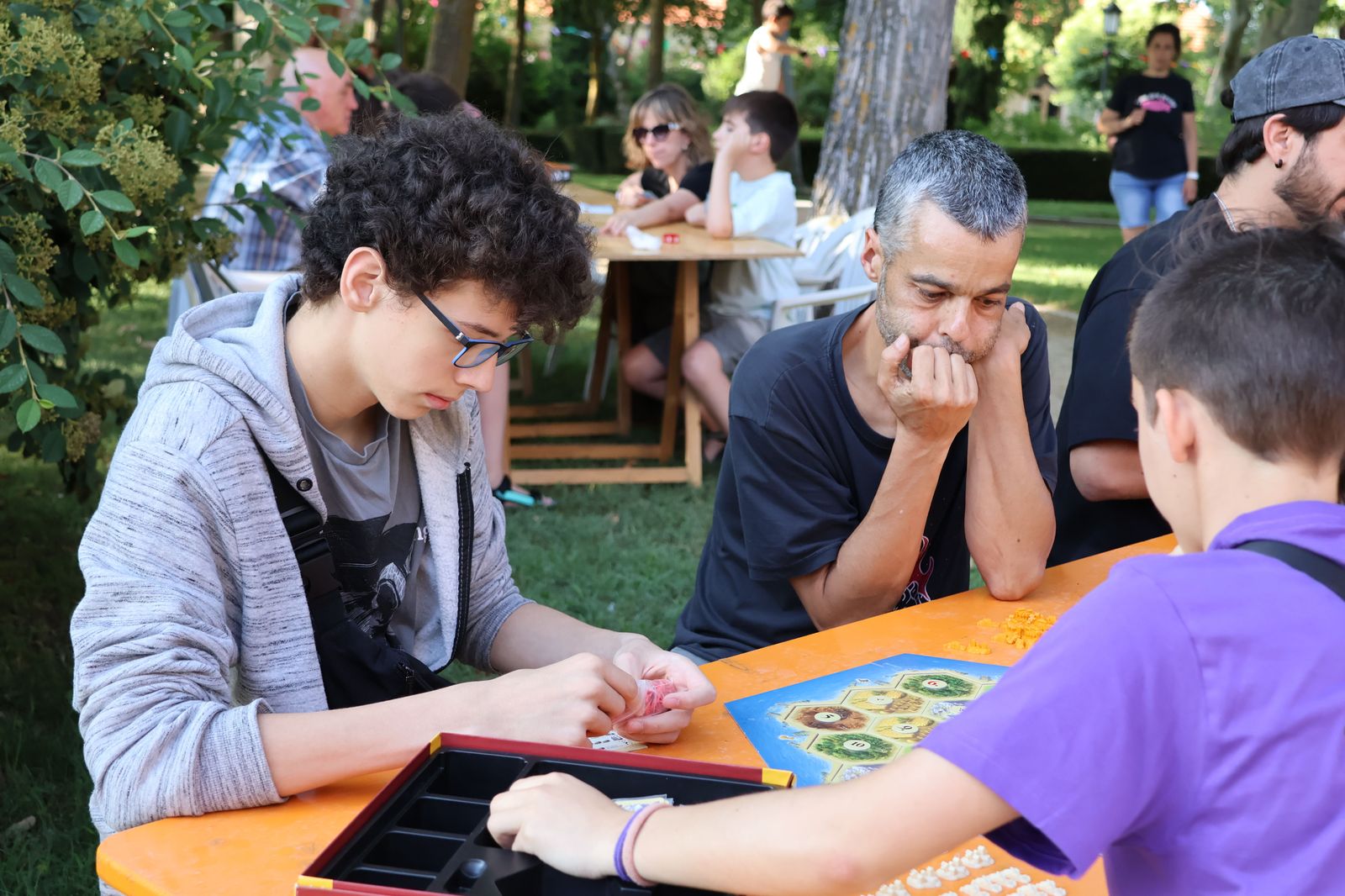 Juegos de mesa en los jardines del Castillo