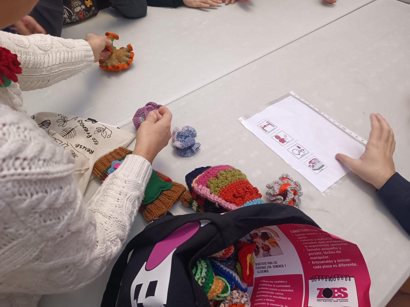 La Asociación ZOES entrega juegos hiperbólicos y manguitos tejidos a ganchillo con lana a entidades sociales de Salamanca