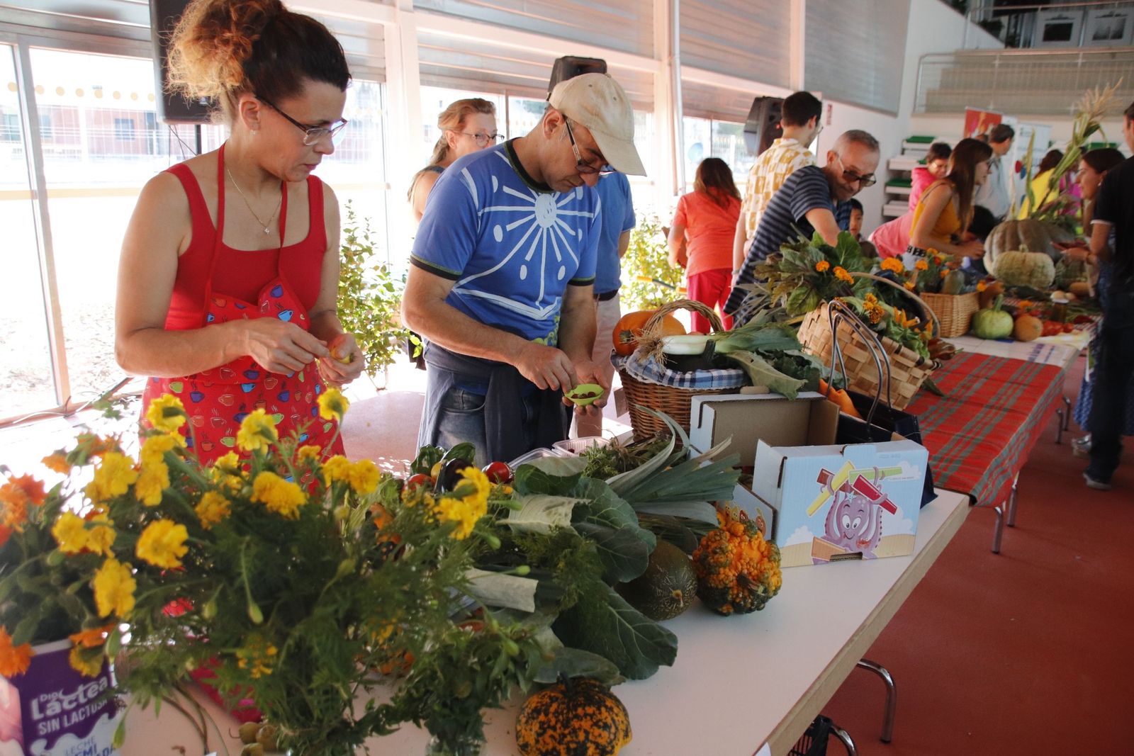 Miembros de la Corporación Municipal participan en la apertura de la Lonja de los Huertos Urbanos