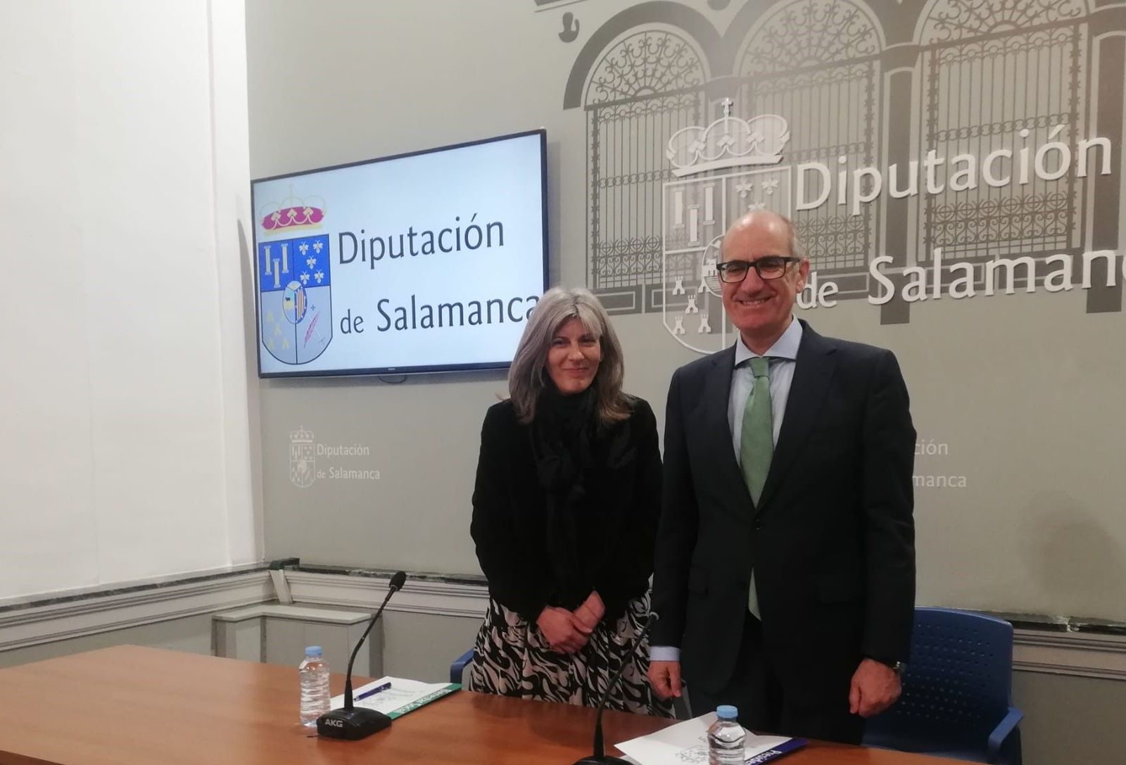 Eva Picado y Javier Iglesias presentan el programa Crecemos