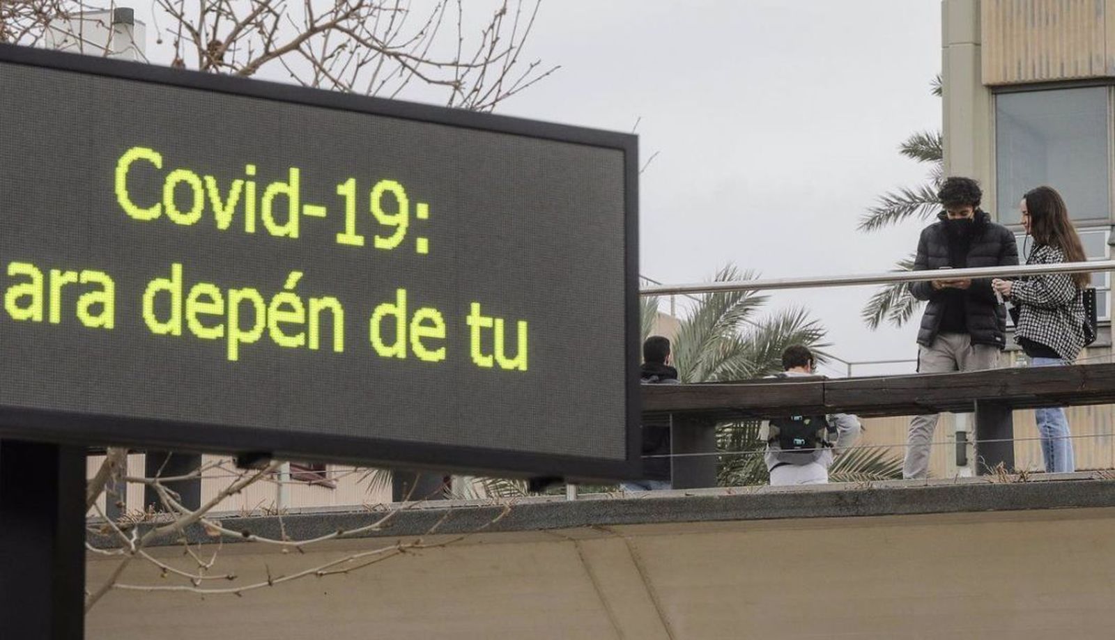 Un cartel donde se lee Covid 19 ahora depende de ti. EP
