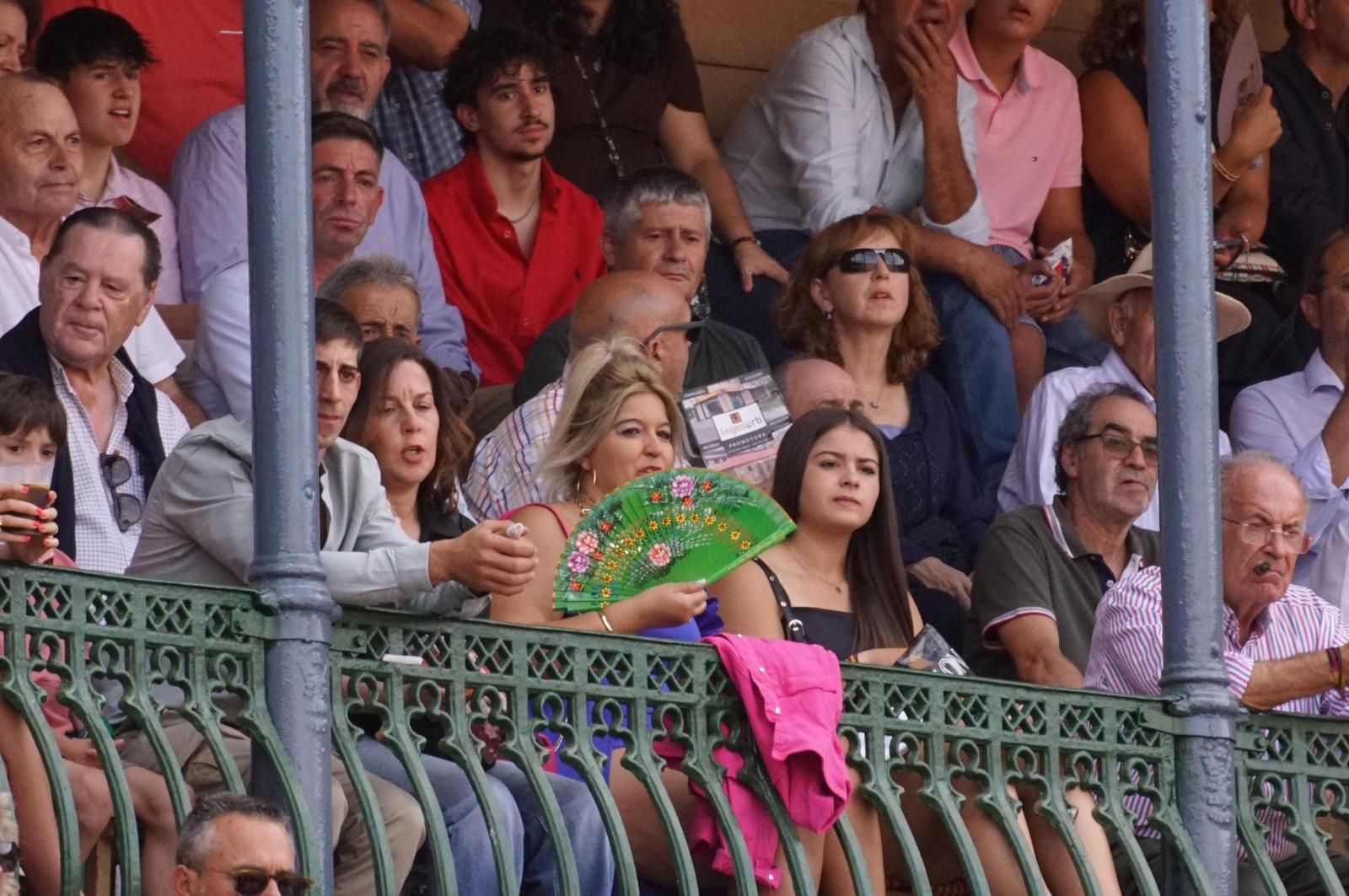 Expectación por ver los caballos de rejoneo en La Glorieta: imágenes del ambiente en los tendidos y en el patio de cuadrillas