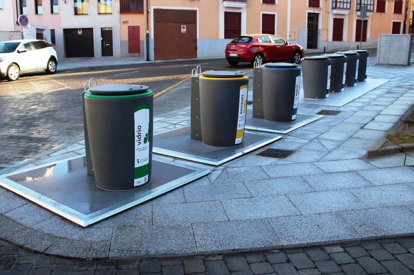 Contenedores soterrados en la Plaza de la Laguna 