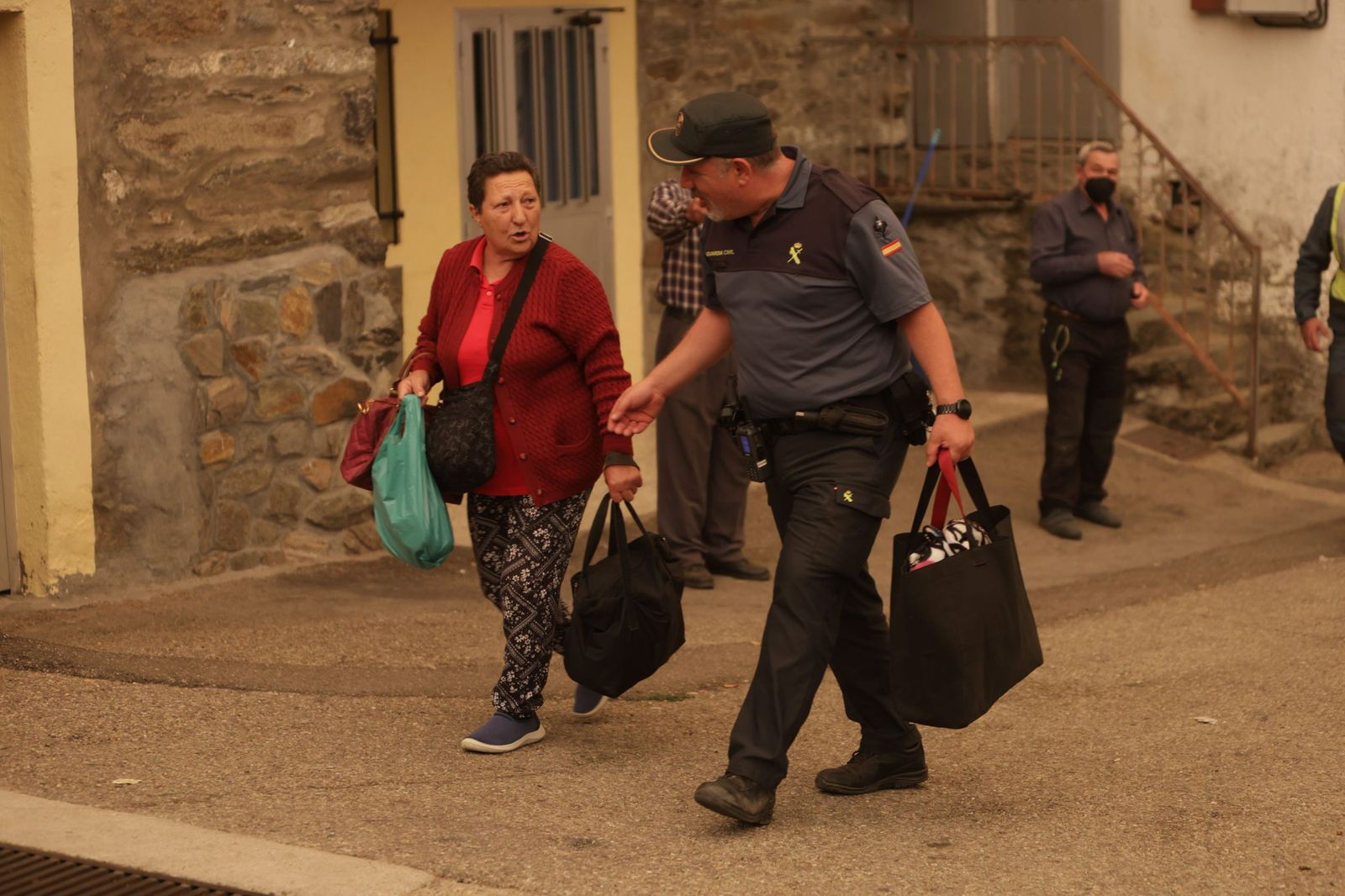 Desalojo de los vecinos de San Ciprián de Sanabria por el incendio en Porto