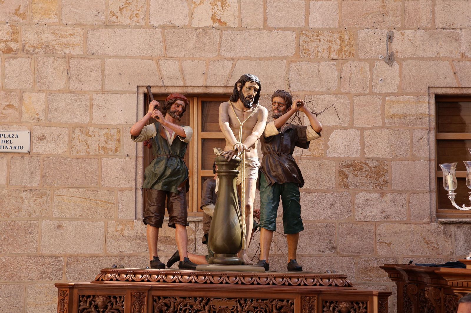 La Exaltación de la Cruz procesiona por las calles de Zamora rumbo a la carpa de San Bernabé