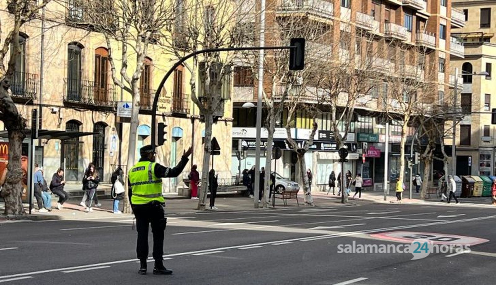 Agentes de la Policía Local dirigiendo el tráfico en la avenida de Mirat por un fallo de los semáforos. Fotos S24H (1)