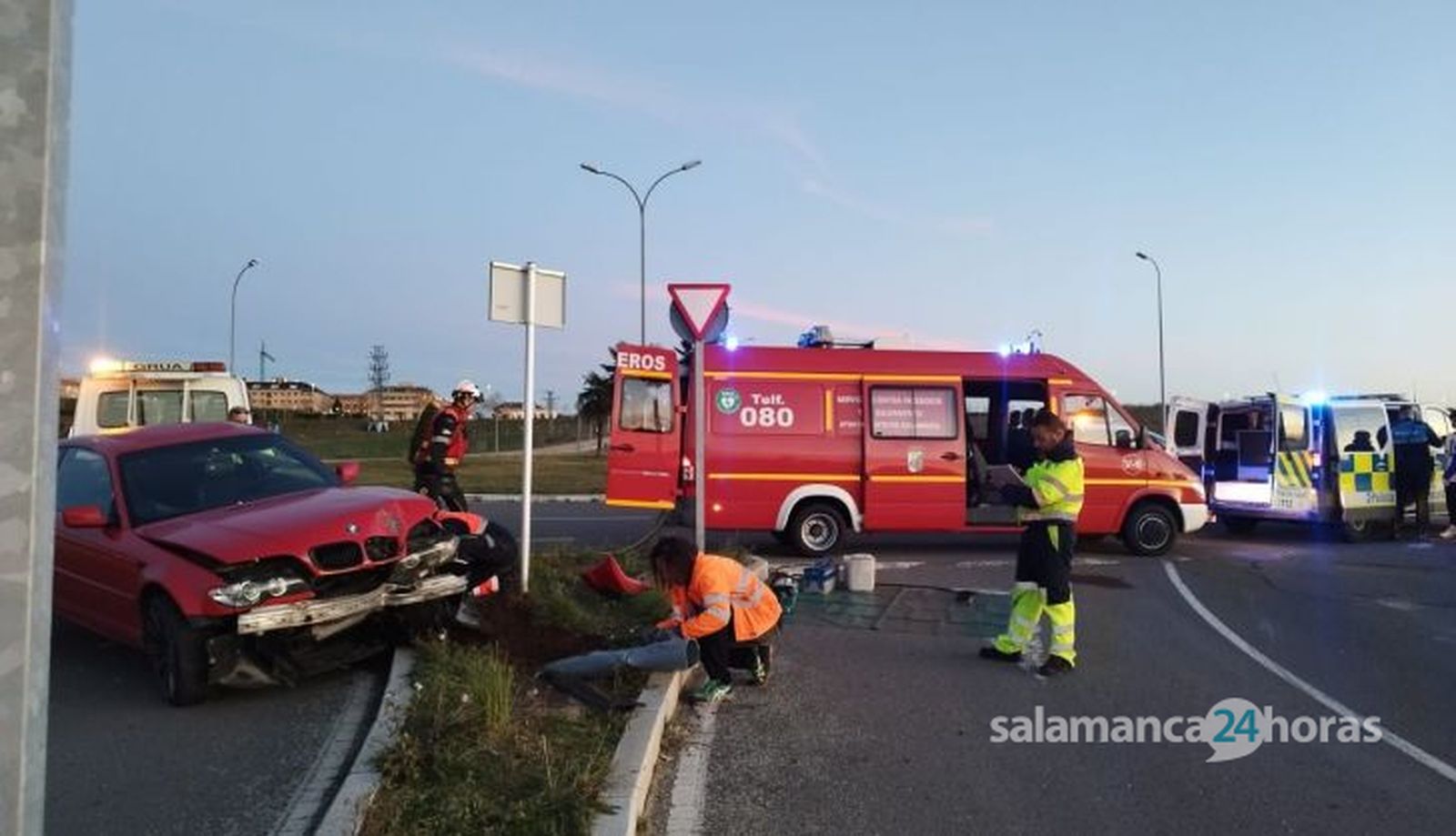 Choca contra una farola y destroza su vehículo en la avenida de Mariano Rodríguez. Fotos Andrea M. (4)