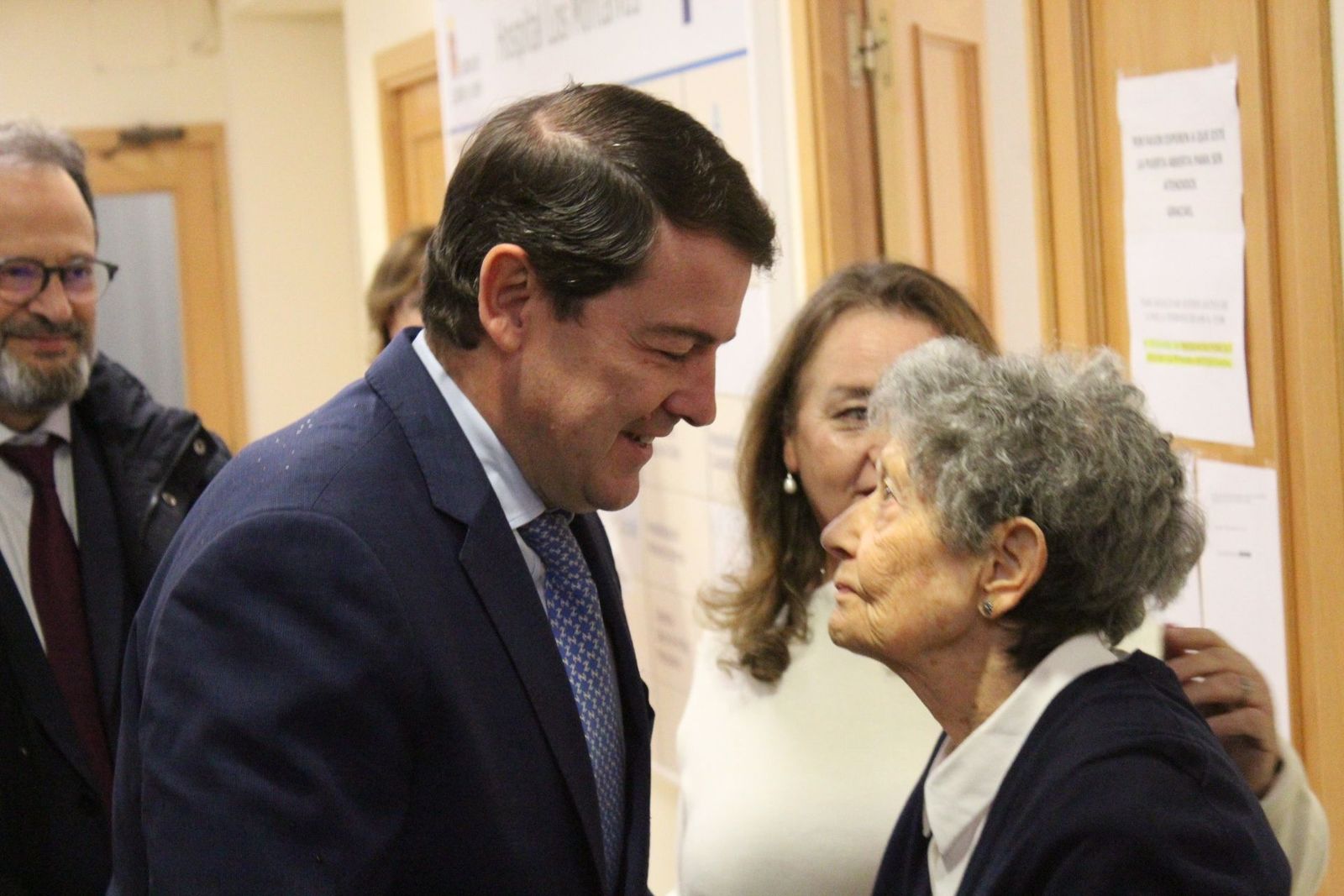 Alfonso Fernández Mañueco y David Mingo visitan Los Montalvos con motivo de la rehabilitación de los fresnos de Genaro de Nó