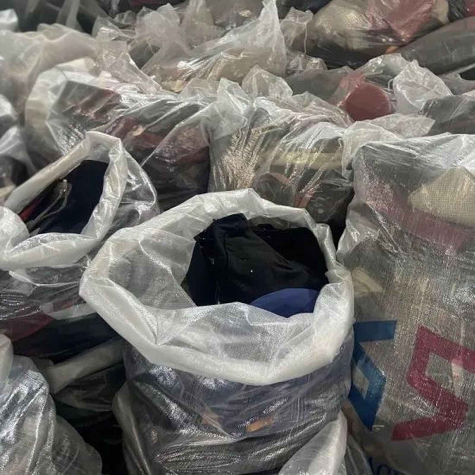 Sacos de ropa preparados para ser enviados a Marruecos