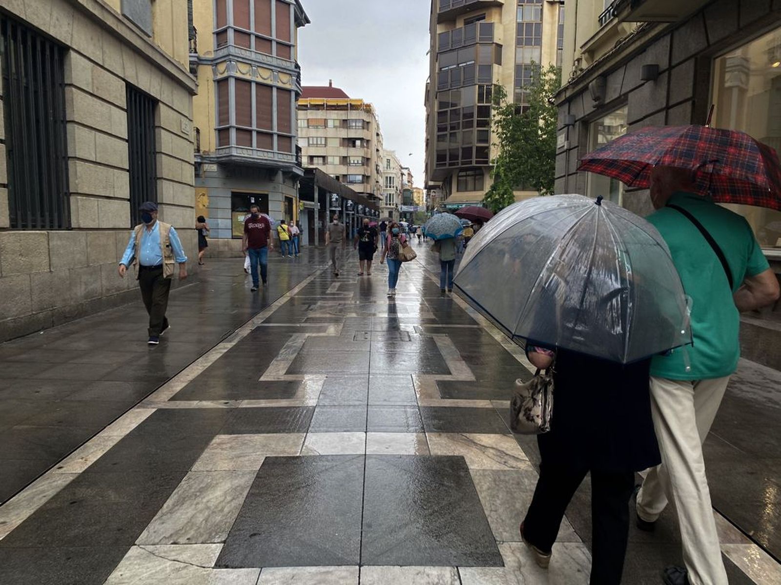 Personas paseando por Santa Clara este miércoles