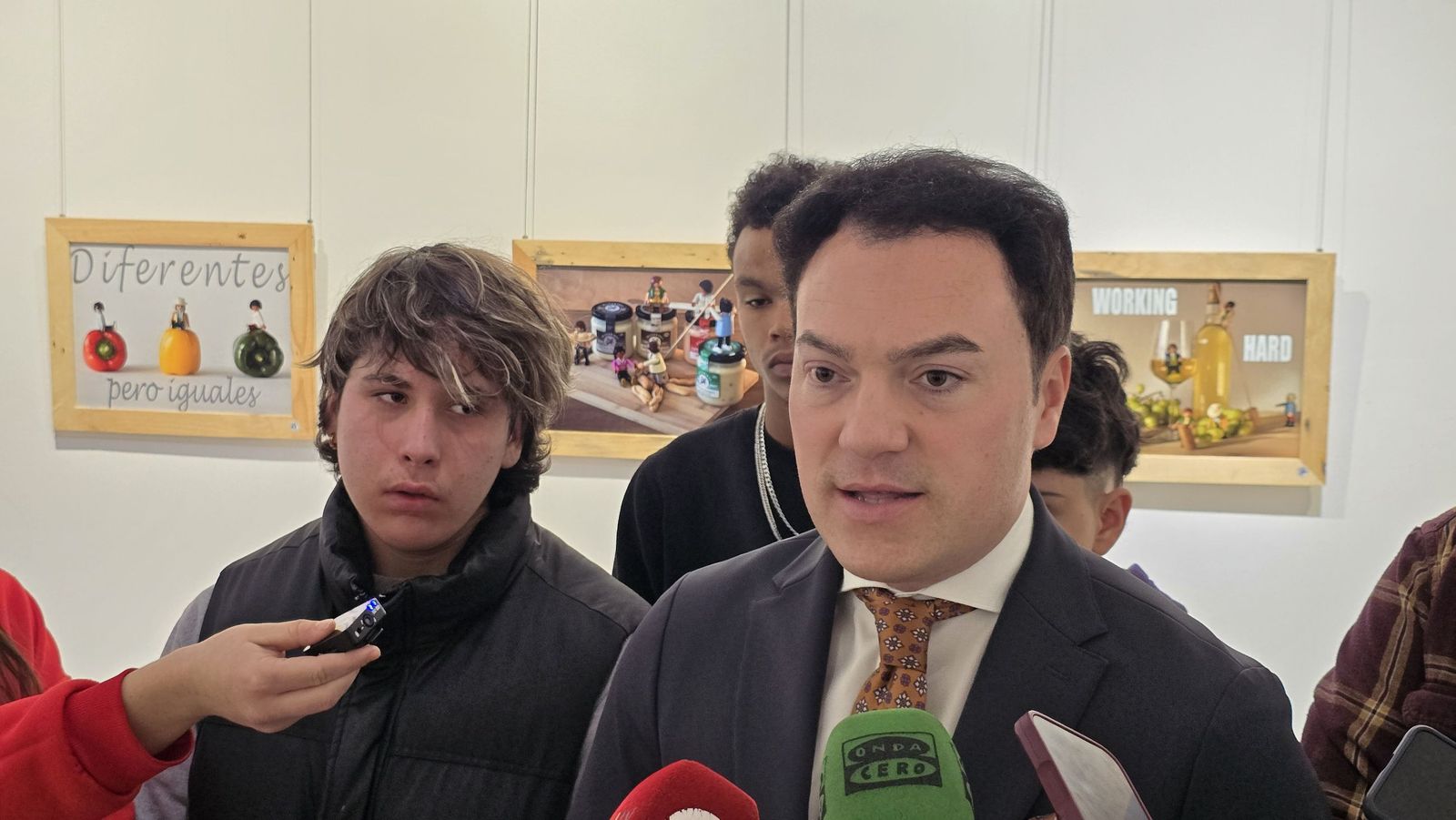 El concejal de Juventud, Pedro Martínez, presenta la exposición ‘Otras Miradas – Exposición de Fotografía con Playmobil’