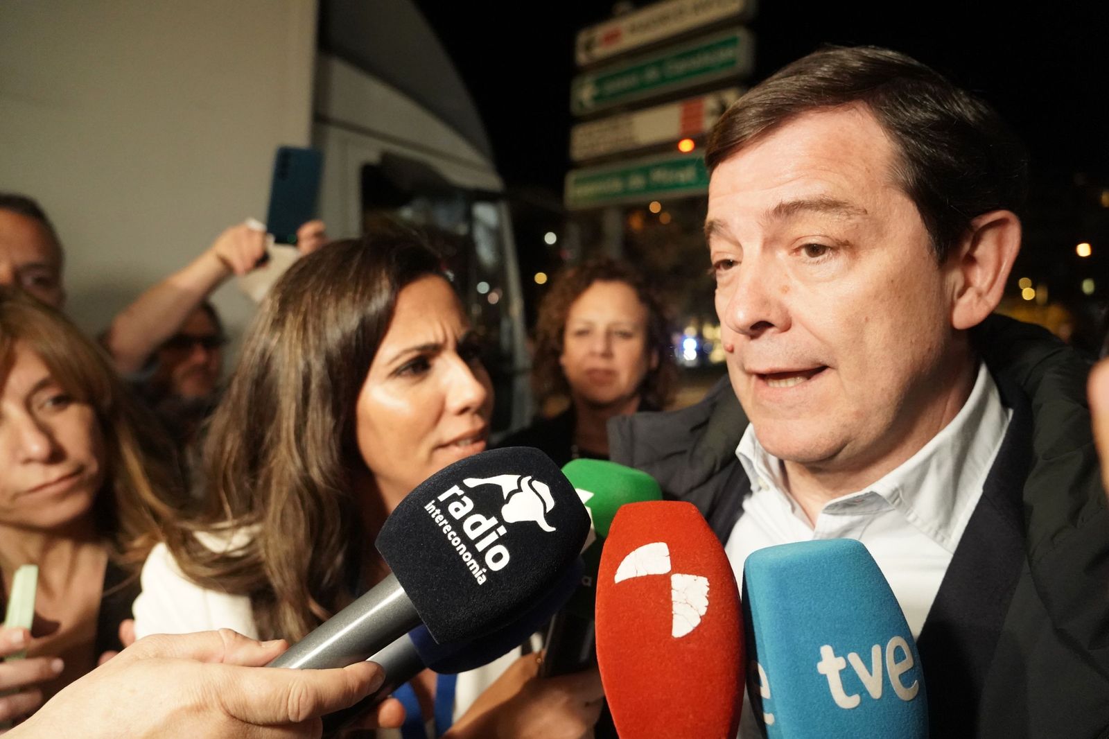 El candidato del PP a la Presidencia de la Junta de Castilla y León, Alfonso Fernández Mañueco, a su llegada al hotel Alameda Palace de Salamanca para seguir la evolución de los resultados electorales