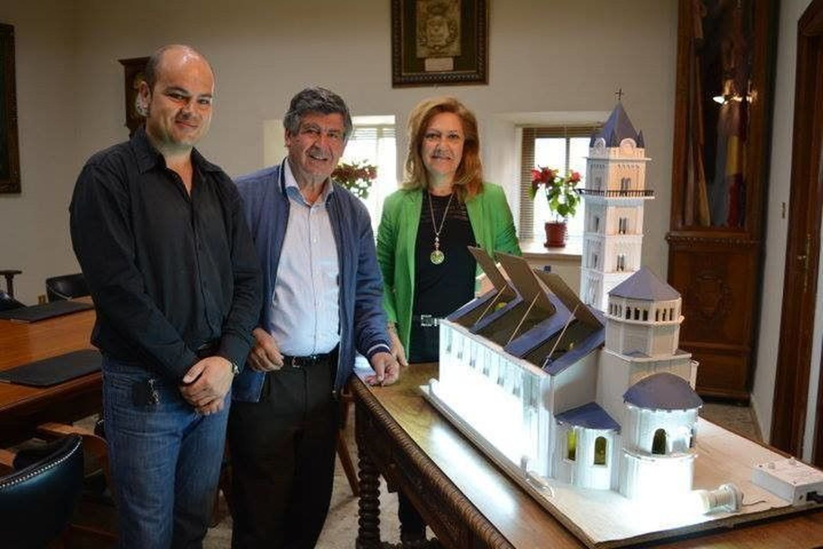 El Ayuntamiento de Béjar recibe una maqueta de la iglesia de Monte Mario
