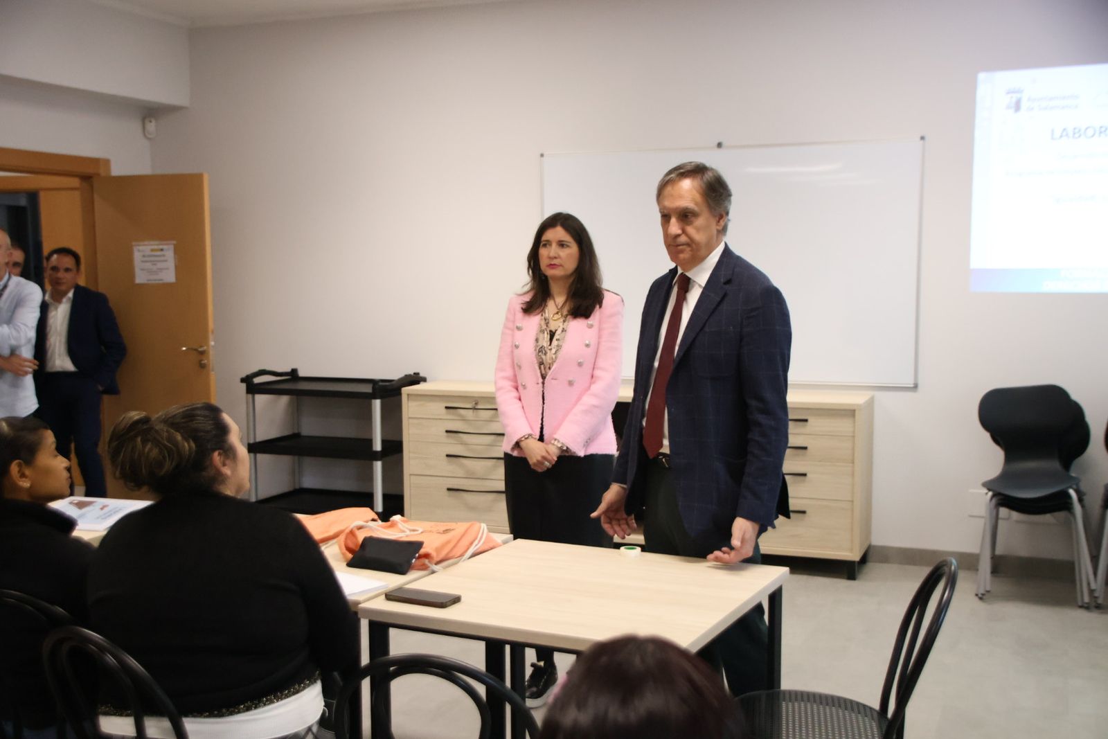 El alcalde de Salamanca, Carlos García Carbayo, visita la nueva acción formativa en hostelería del proyecto Laboris Helmántica