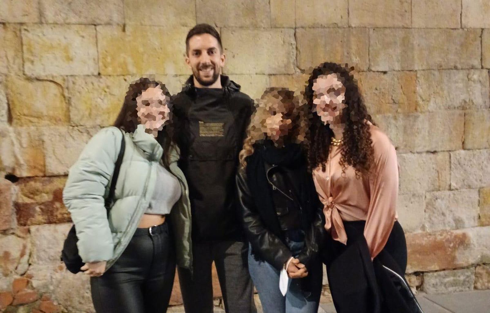 David Broncano posa junto a un grupo de jóvenes