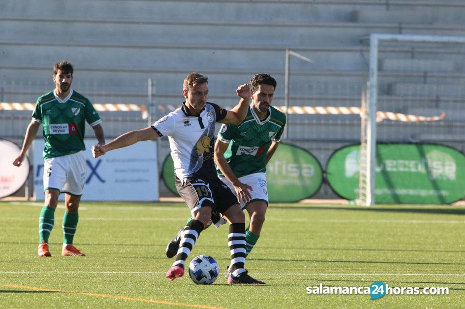 Carmona, en el duelo de ida ante el Coruxo.