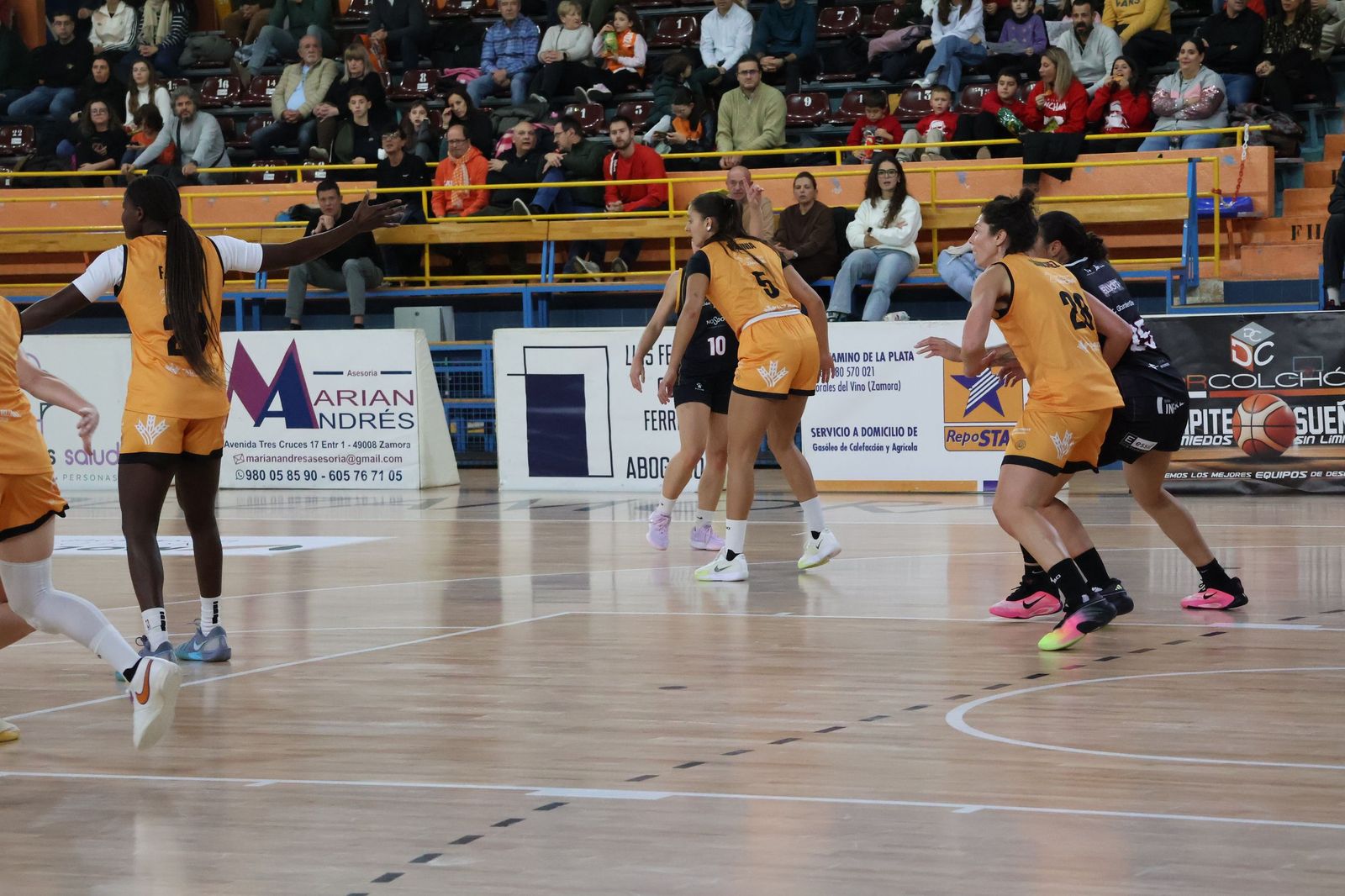 Partido entre CD Zamarat y Cajasol Baloncesto Sevilla