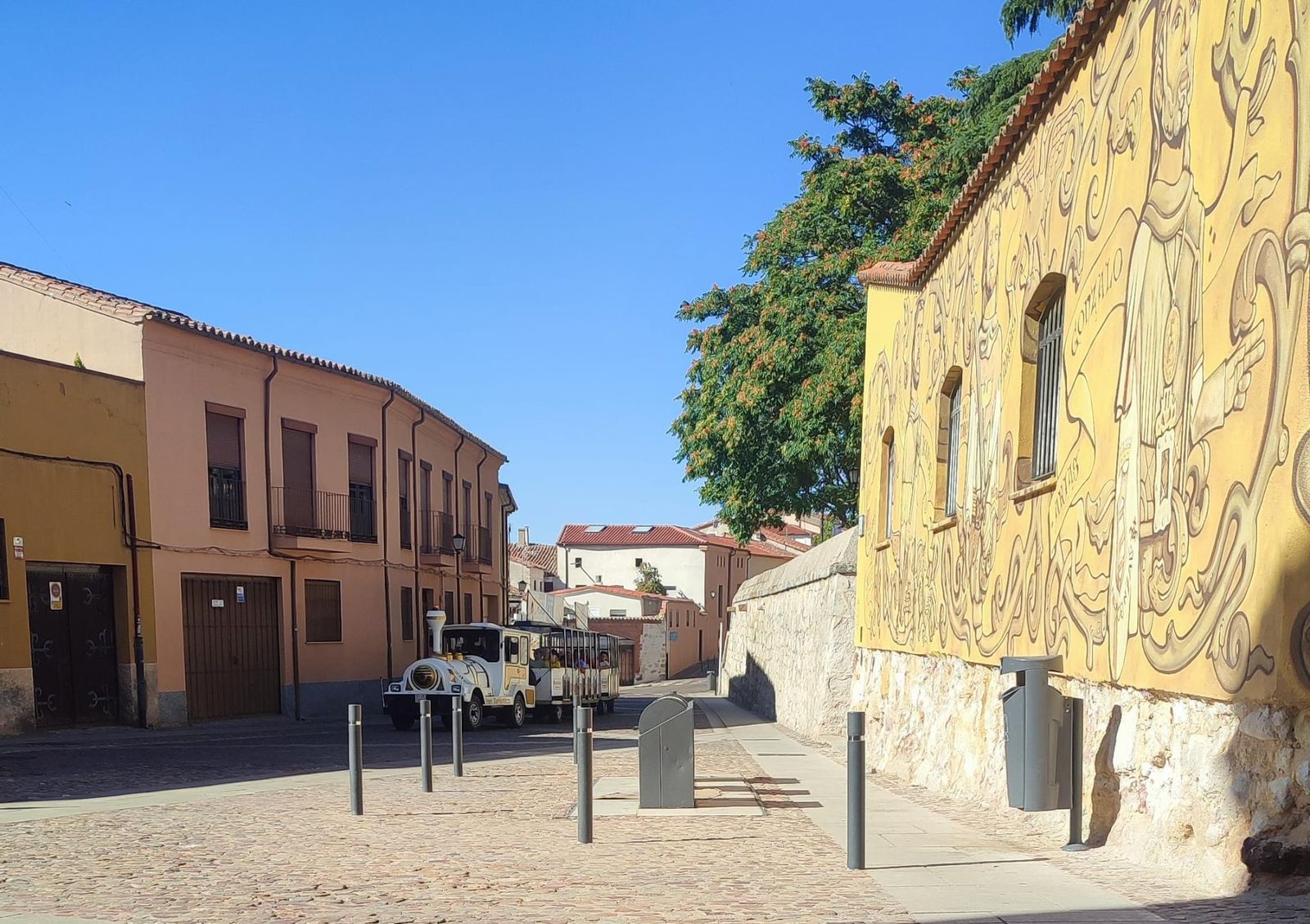 El tren turístico de Zamora en una jornada soleada con cielos despejados y calor