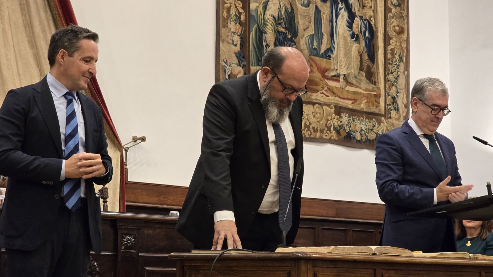 El rector de la Universidad de Salamanca preside el acto de toma de posesión de nuevos cargos académicos y del personal docente e investigador