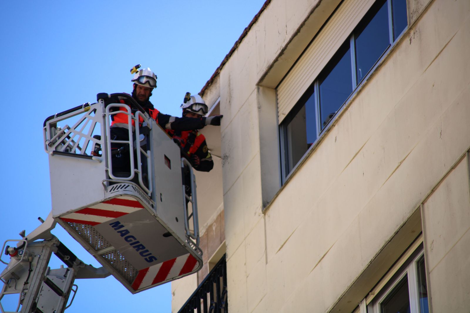 bomberos-comprueban-la-fachada-de-un-edificio-en-alvaro-gil-1