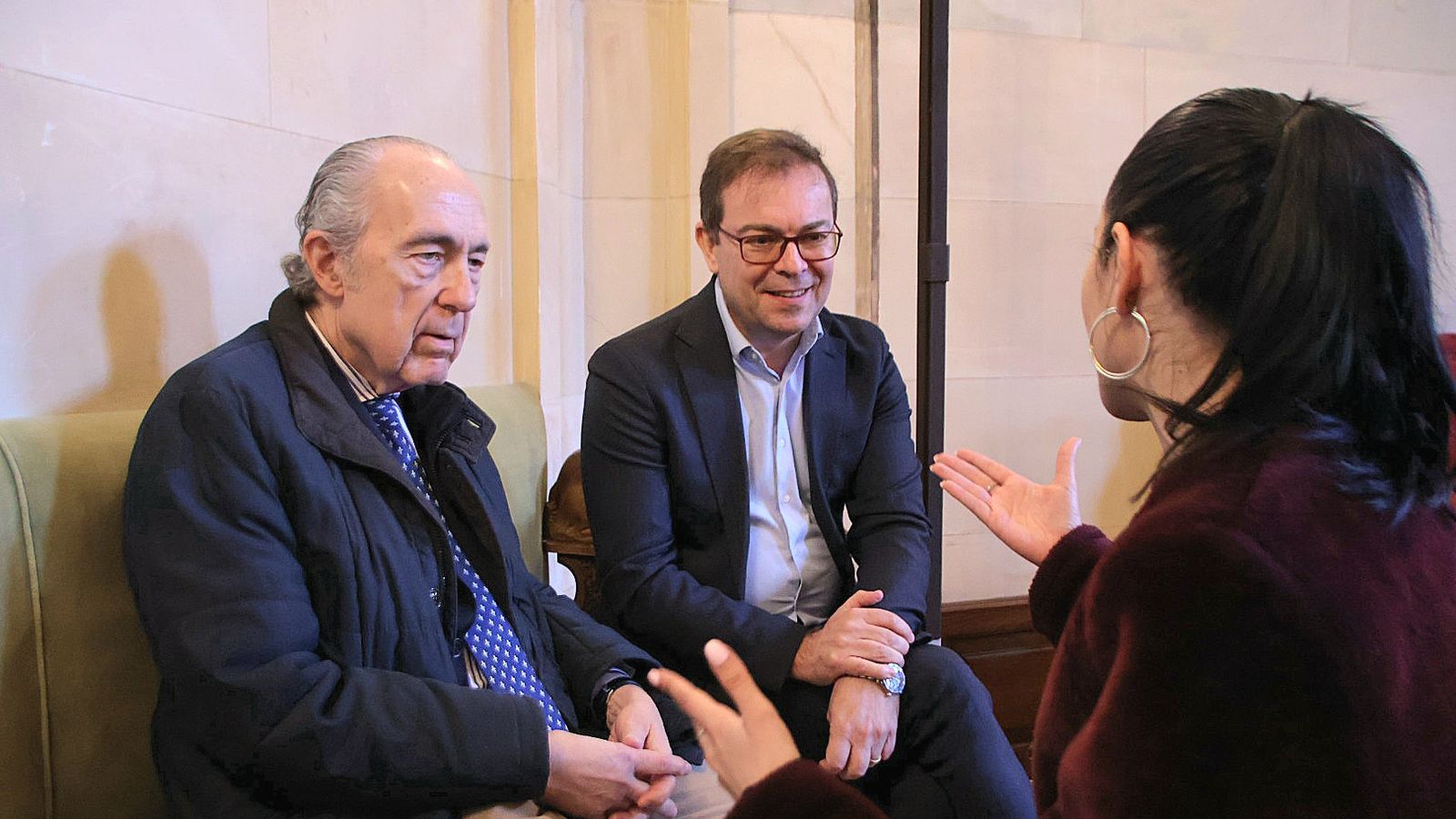 Entrevista a Luis Alberto de Cuenca y el novelista Javier Sierra