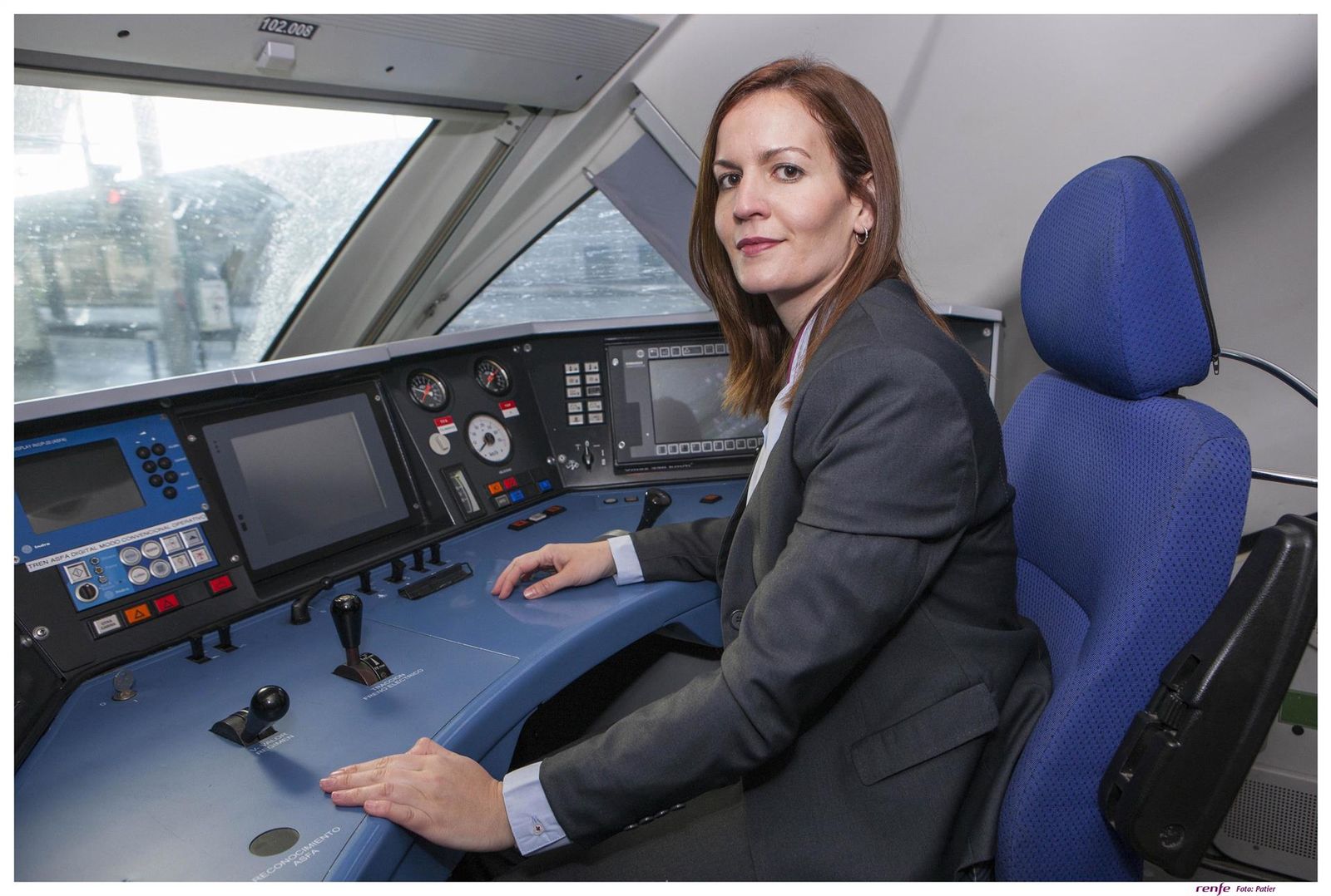 Maquinista de Renfe en la locomotora de un tren. RENFE. Archivo.