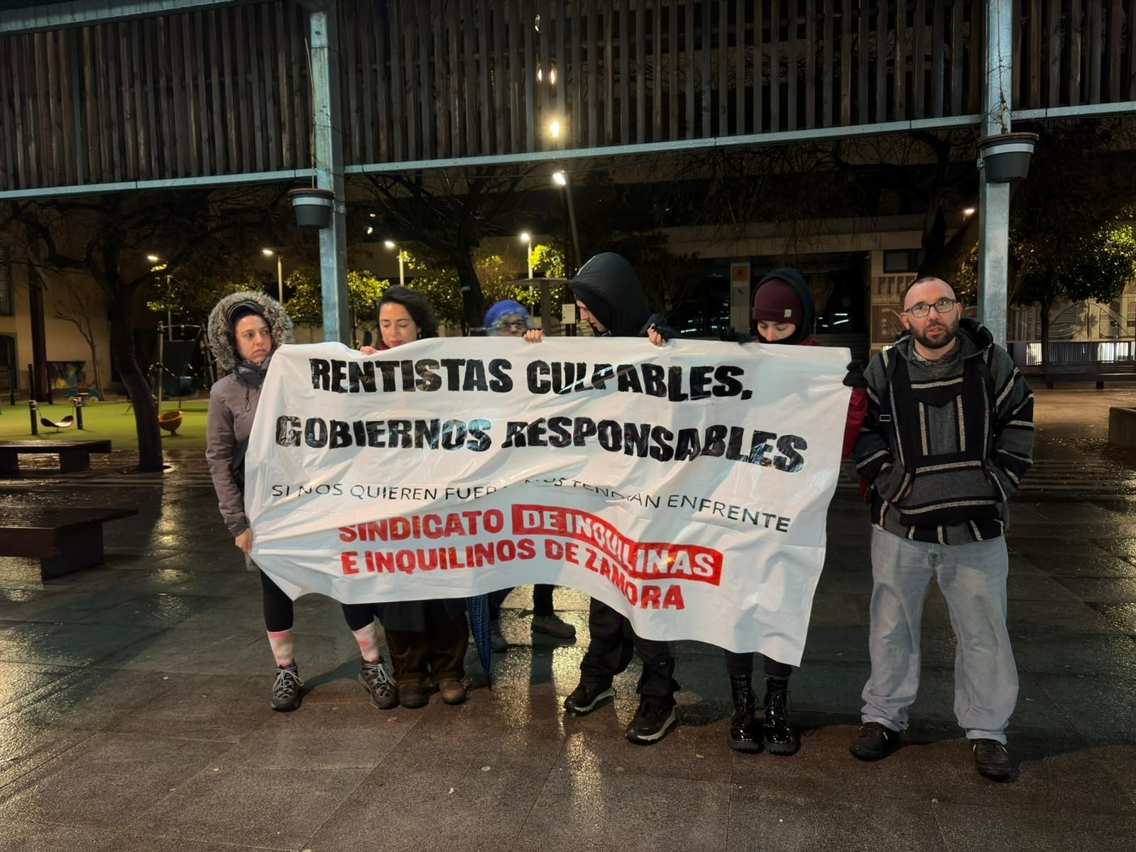 Los manifestantes en la Plaza de Castilla y León