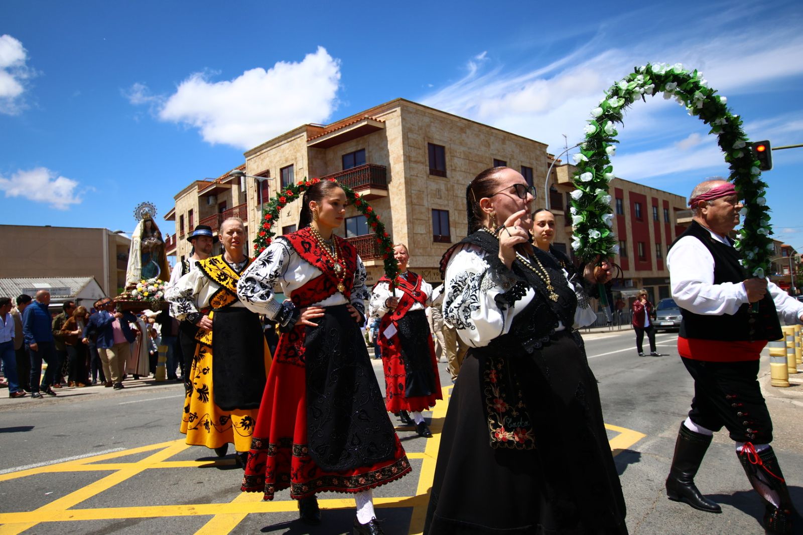 La devoción llena Villamayor en la salida procesional de Nuestra Señora de los Remedios
