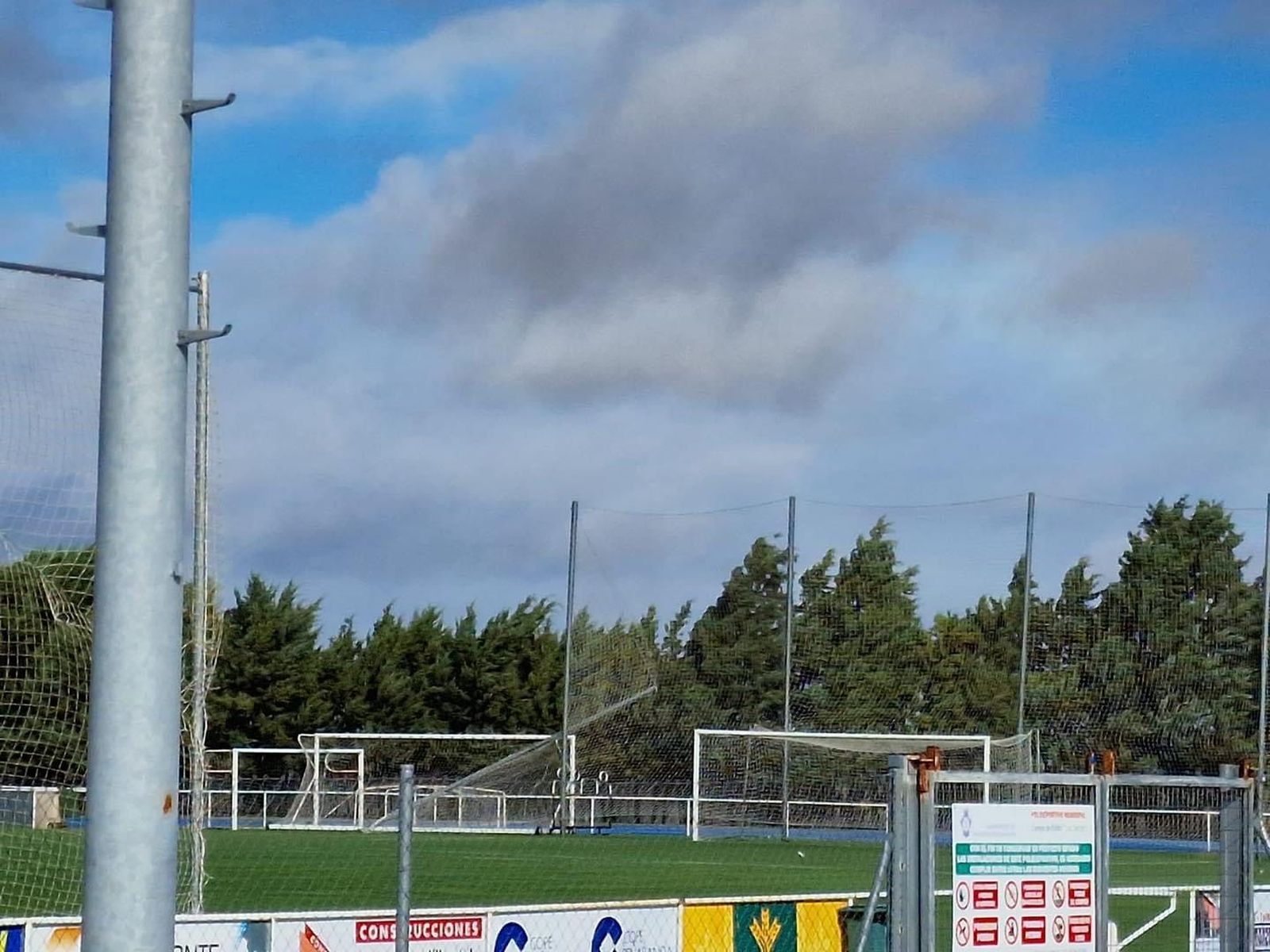 Mástil caído sobre una de las porterías del Club Deportivo Peñaranda