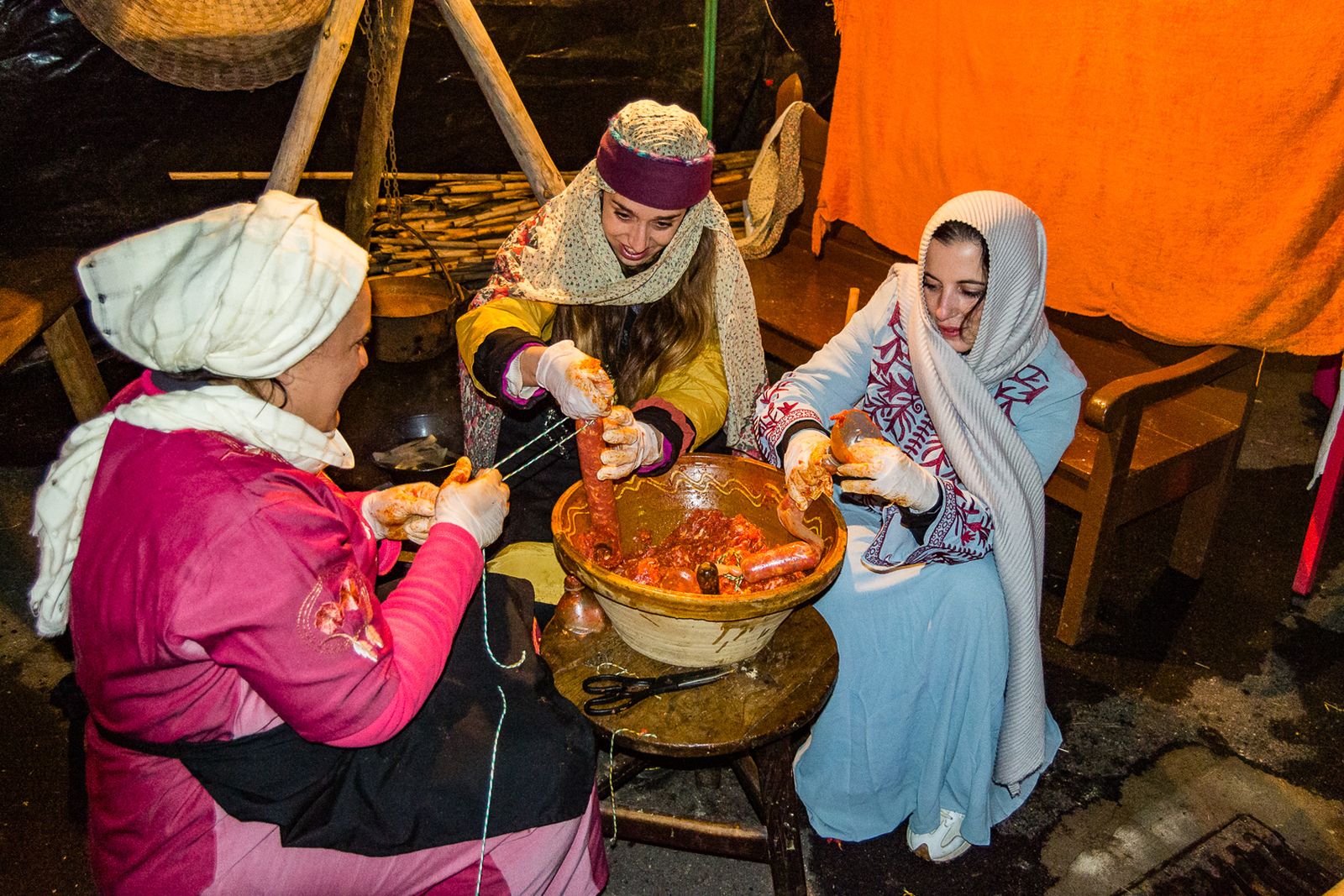 Varias mujeres caracterizadas en el Belén viviente de Tábara