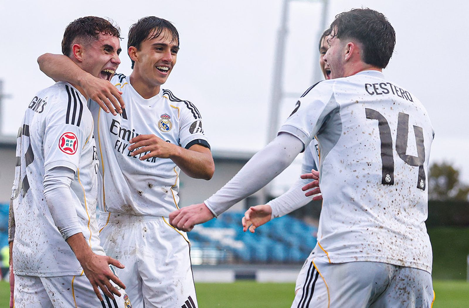 Los jugadores del Real Madrid Castilla festejan un gol ante el Cacereño