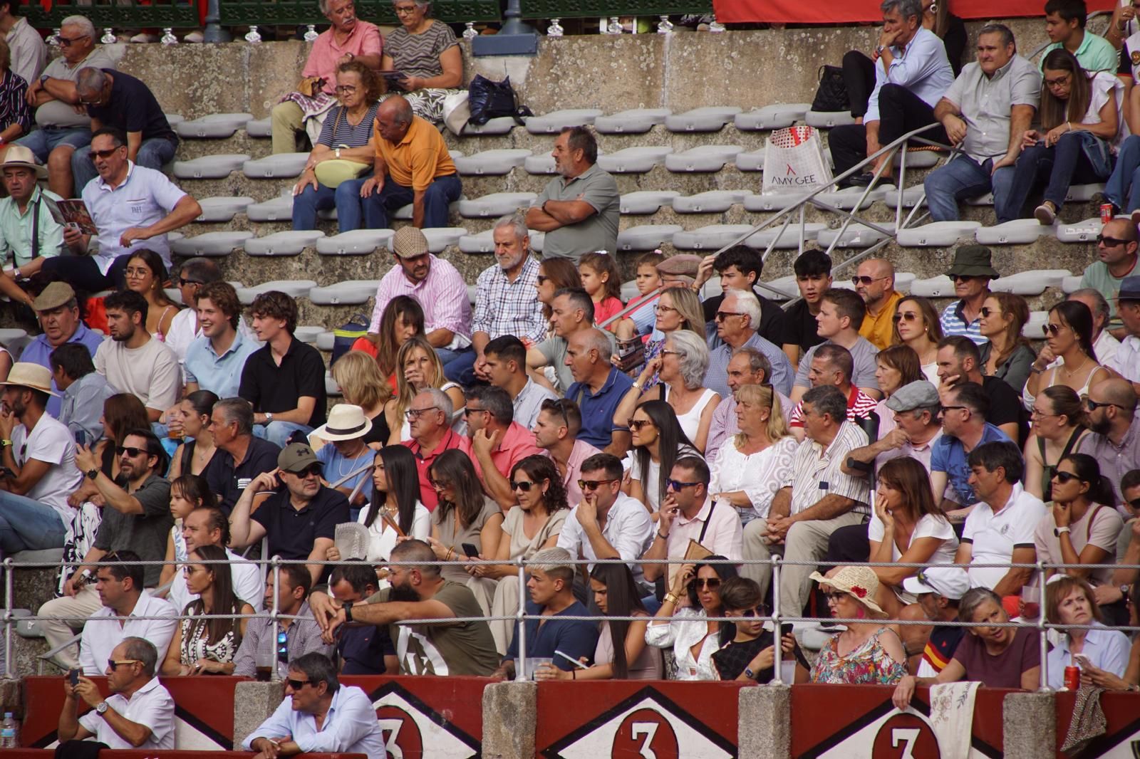 Expectación por ver los caballos de rejoneo en La Glorieta: imágenes del ambiente en los tendidos y en el patio de cuadrillas