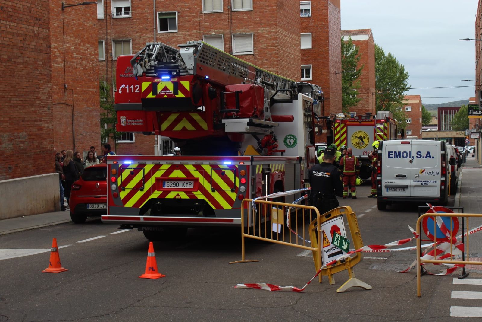 incendio-en-una-vivienda-de-la-calle-candelario-bomberos-policia-local-y-nacional-8