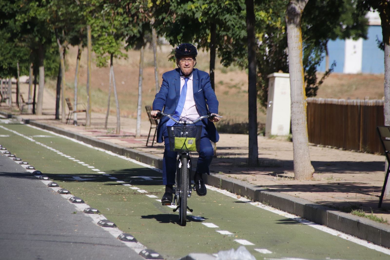 Fernando Carabias en uno de los carriles bici de los barrios trastormesinos | Foto de archivo