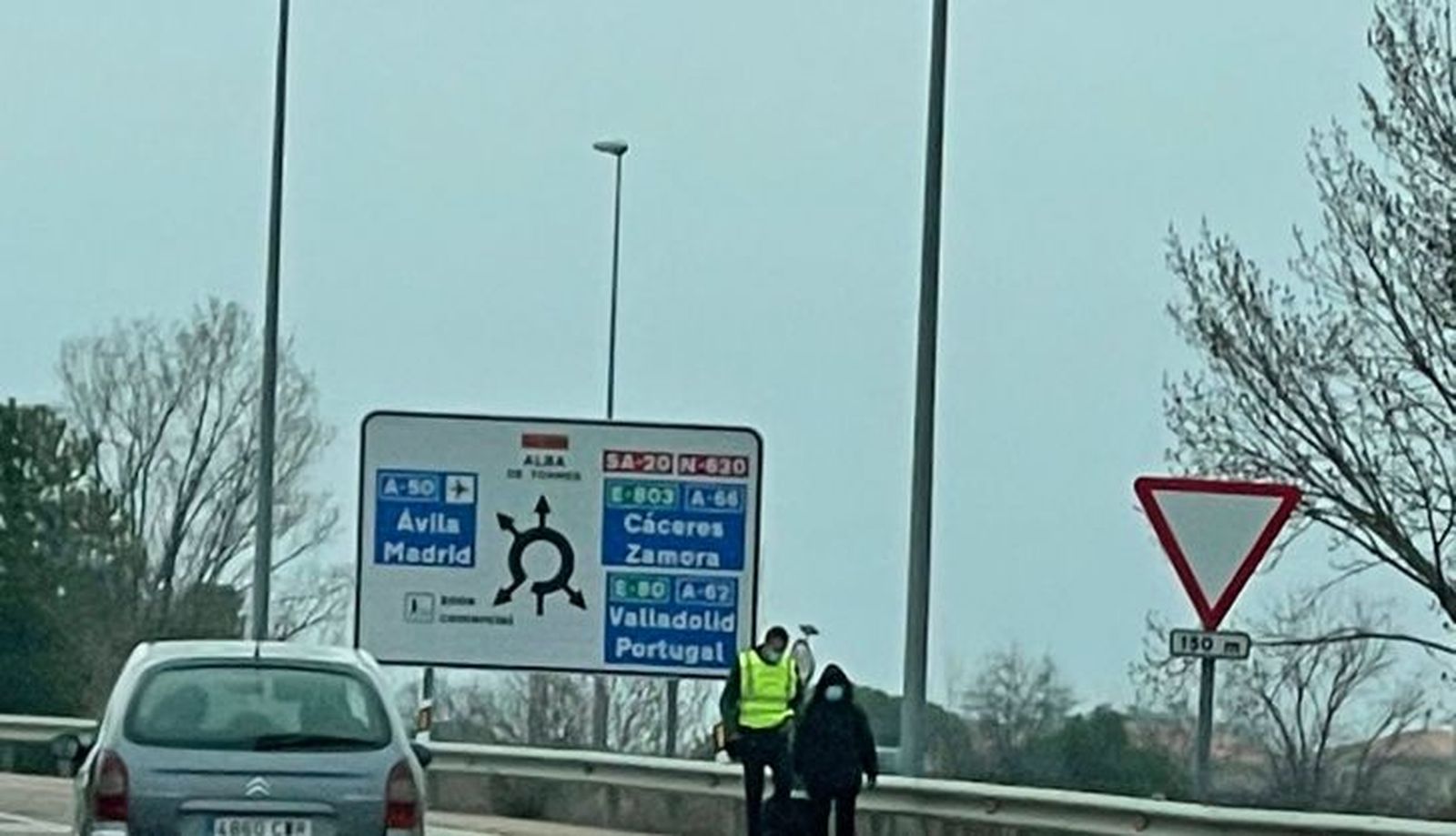 La Guardia Civil acompañó al hombre hasta un camino seguro