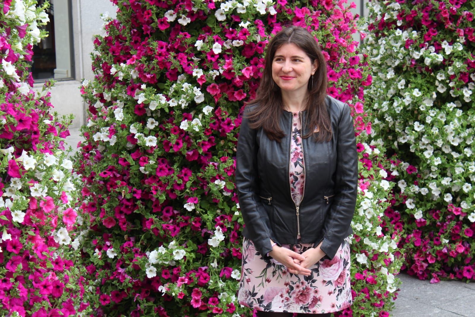 la concejala de Medio Ambiente, Parques y Jardines, Miryam Rodríguez, frente a las torres florales instaladas en la plaza del Liceo. la concejala de Medio Ambiente, Parques y Jardines, Miryam Rodríguez, frente a las torres florales instaladas en la plaza del Liceo.