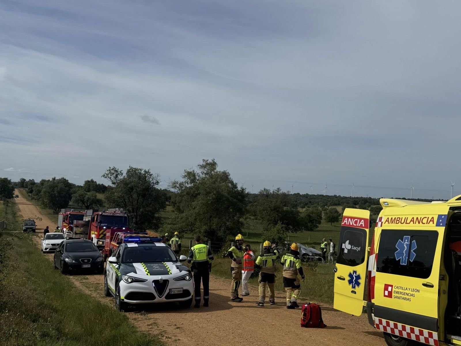 Rescatan a una joven atrapada en su coche en un camino forestal de Zamayón