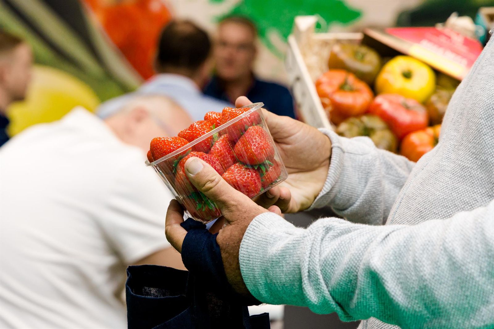 Un hombre comprando un cuenco de fresas - Carlos Luján - Europa Press - Archivo