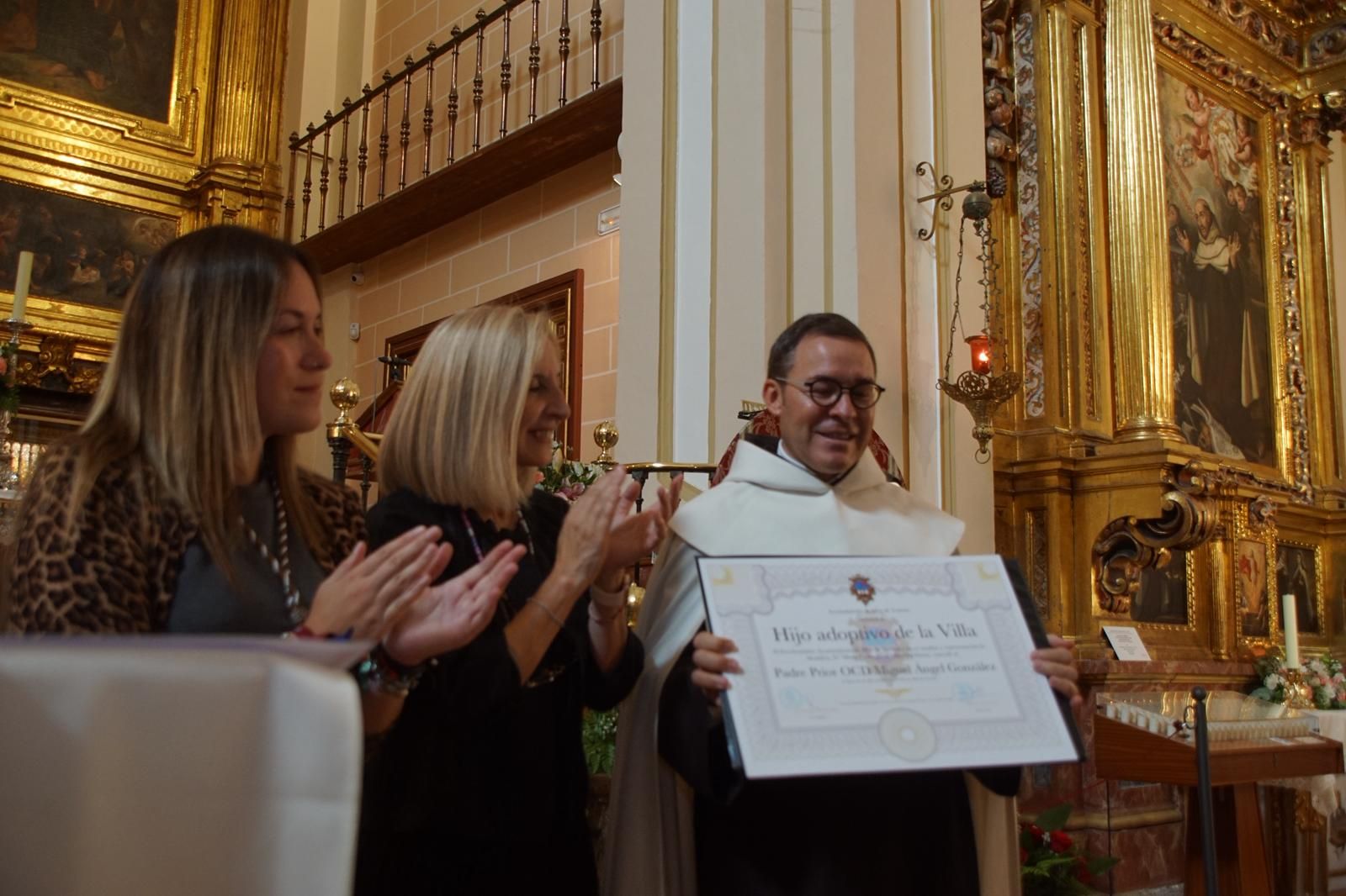 Alba nombra hijo adoptivo al prior Miguel Angel González  (7).jpeg