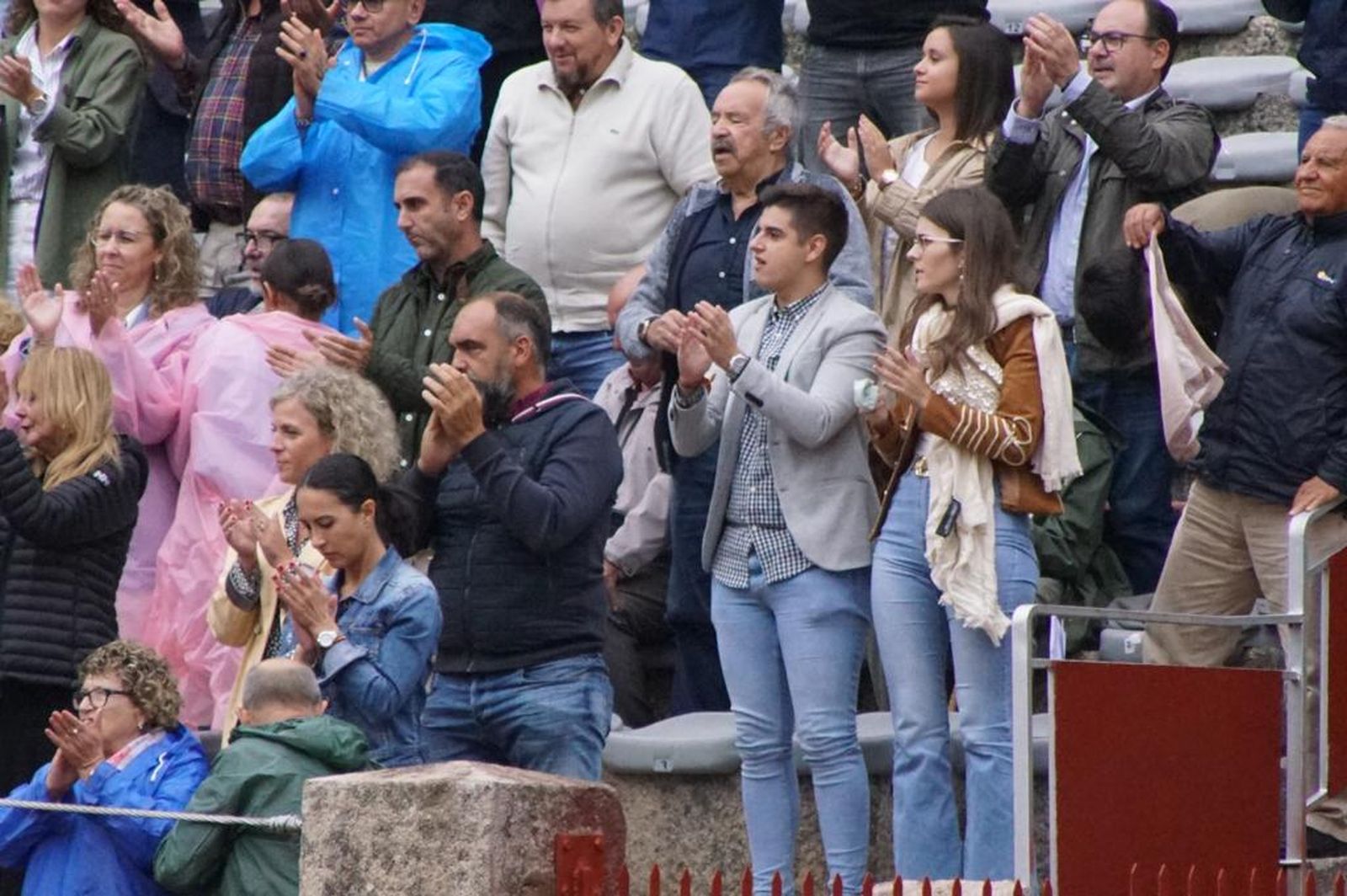 tendidos-de-la-glorieta-durante-la-corrida-de-garcia-y-olga-jimenez-84