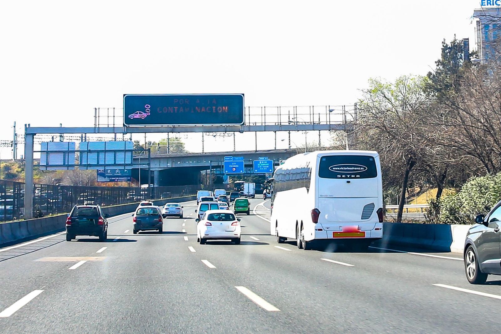 Vehículos circulan por una carretera. EP