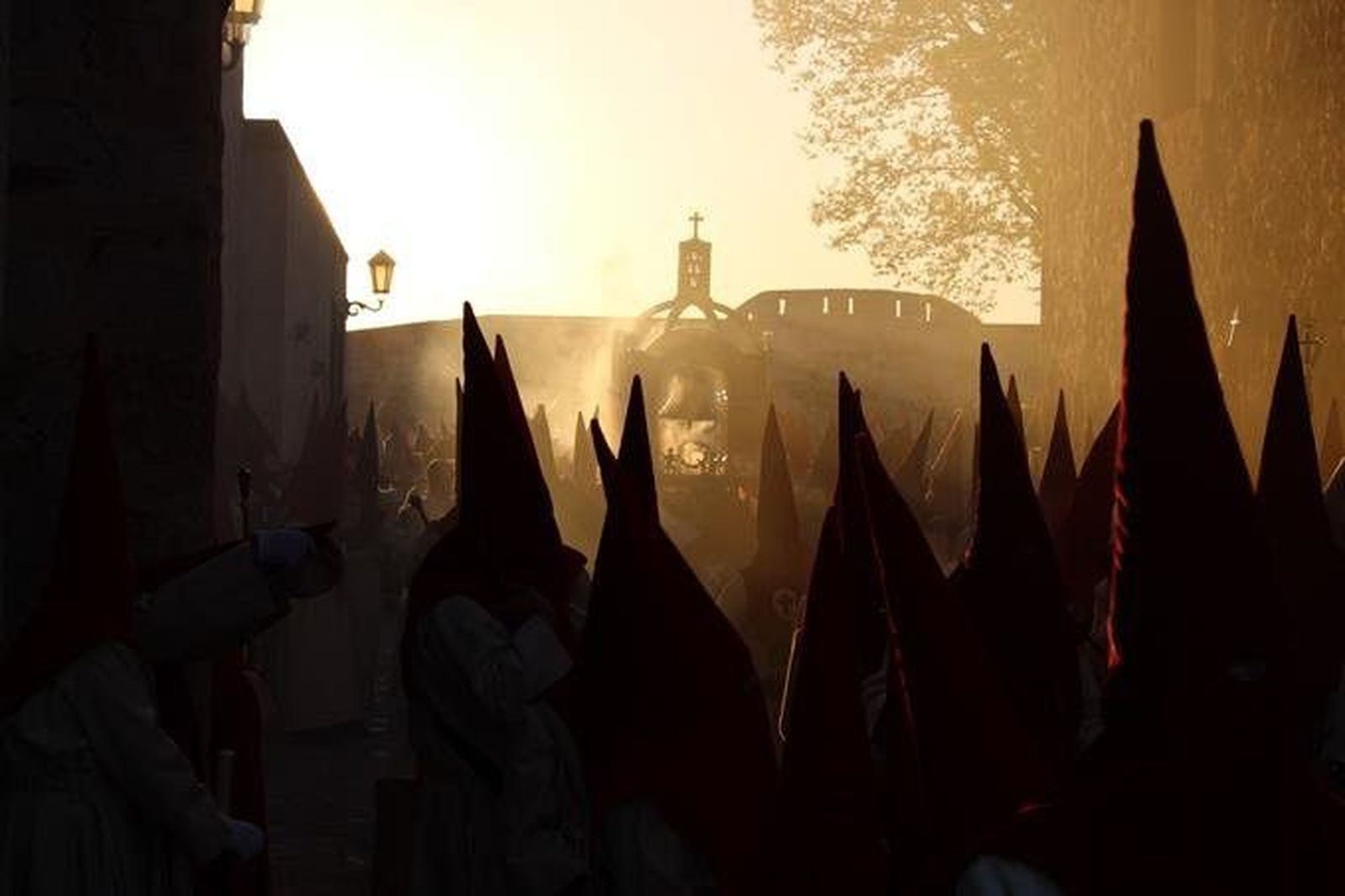El terciopelo rojo sume a la ciudad bajo el silencio