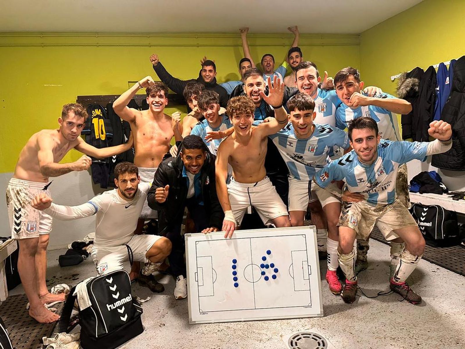 La plantilla del Racing Club Benavente celebra una victoria La plantilla del Racing Club Benavente celebra una victoria